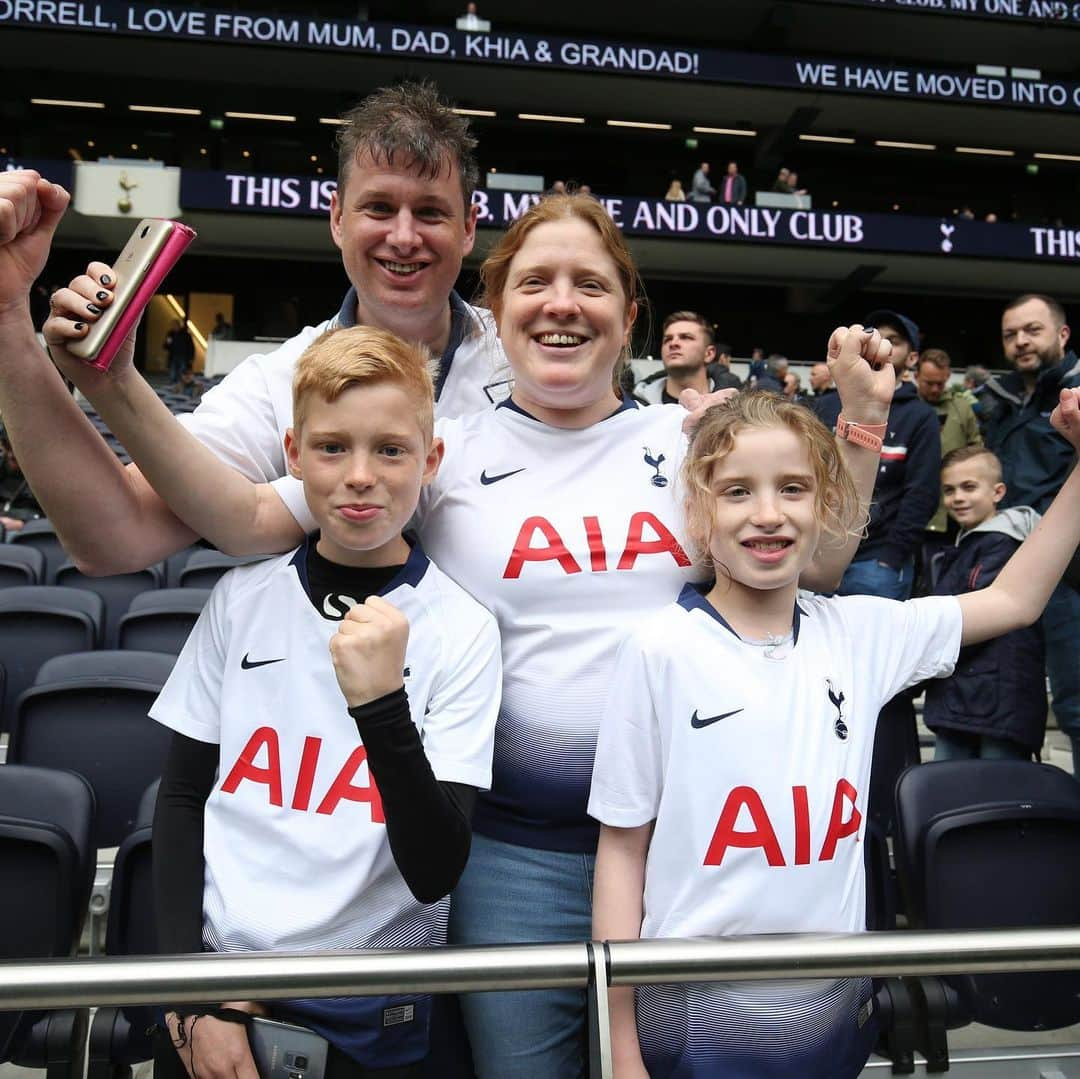 トッテナム・ホットスパーFCさんのインスタグラム写真 - (トッテナム・ホットスパーFCInstagram)「Showing some 💙 to all of our Spurs mums today. Happy Mother’s Day!」3月22日 18時46分 - spursofficial