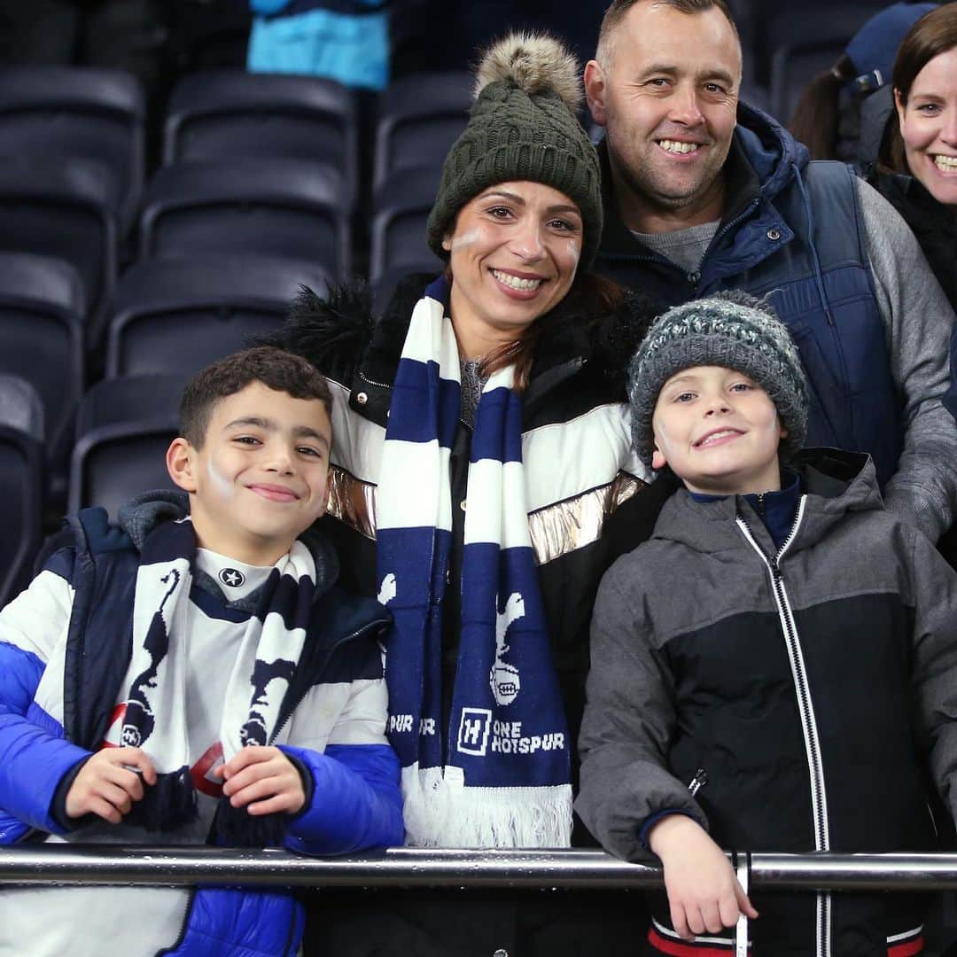 トッテナム・ホットスパーFCさんのインスタグラム写真 - (トッテナム・ホットスパーFCInstagram)「Showing some 💙 to all of our Spurs mums today. Happy Mother’s Day!」3月22日 18時46分 - spursofficial