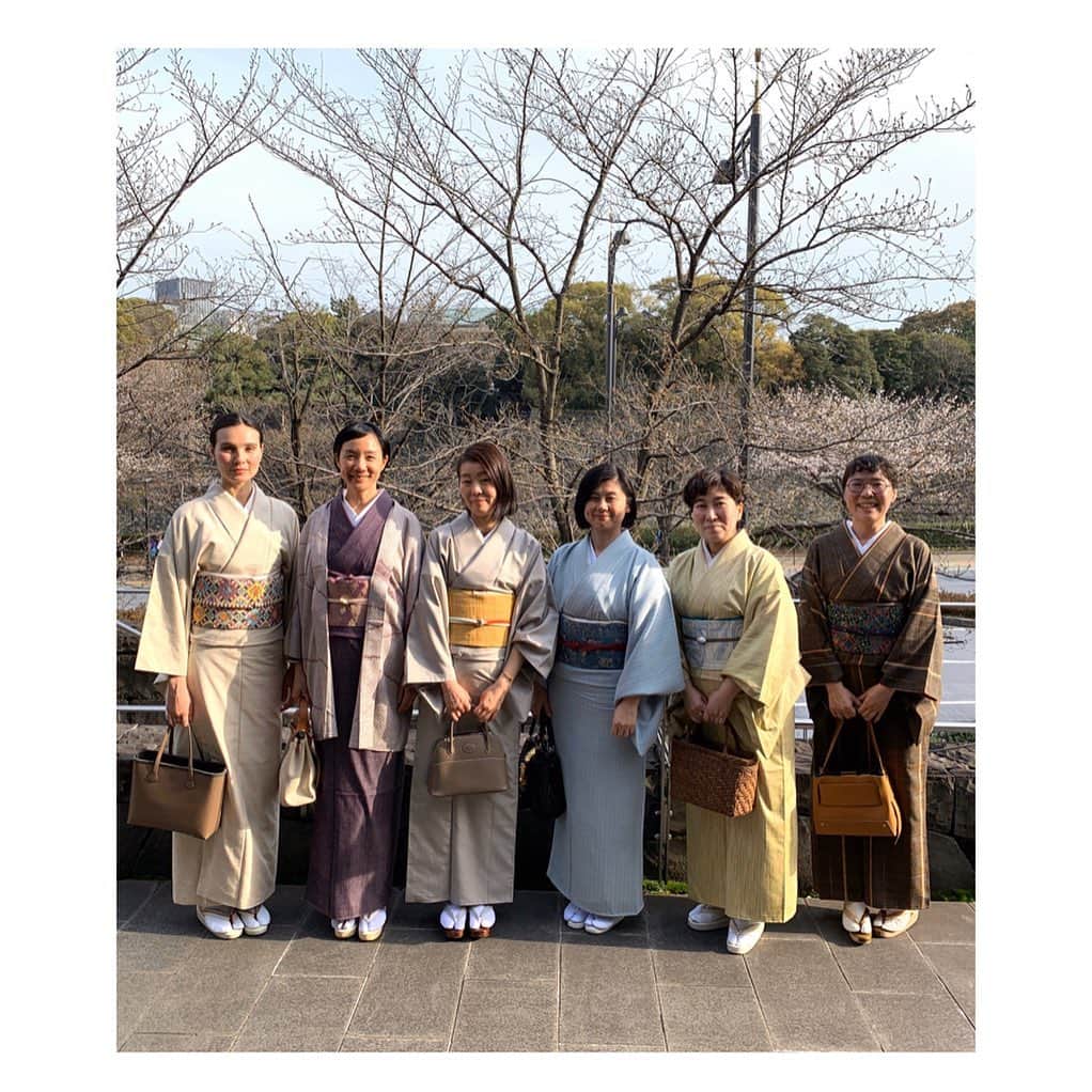 のインスタグラム：「着物好きが大集合！お花見ランチのはずがまだ桜はポツポツ咲き。花咲爺さ〜ん(´༎ຶོρ༎ຶོ`)は来なかったけど帰りに桜パトロールする着物婦人がこれだけ集まると華やかだわぁ。私は祖母から受け継いだ着物、帯、帯締め、羽織りを着用。桜色の携帯ケースはトイストーリーのハムです。 #桜パトロール #着物」