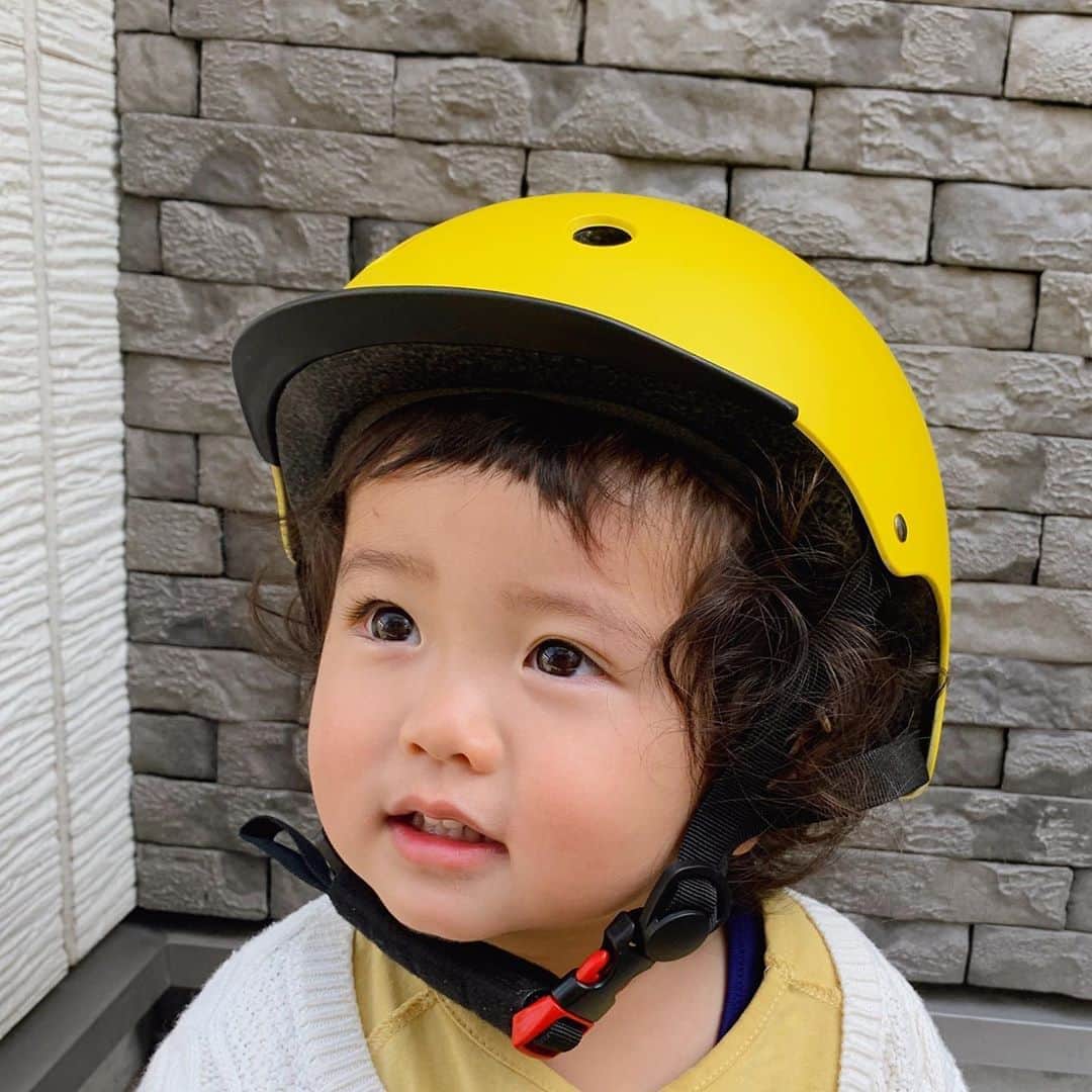 ともみさんのインスタグラム写真 - (ともみInstagram)「. はるくんのNEWヘルメット✨ @186_mag_ride.jp @mag_ride.jp のキッズヘルメット☺️💕 . 安全性もファッション性もバッチリ👌✨ ヘルメットの後ろで簡単に調整できて 2歳〜7歳くらいまで長く使える◎ . 自転車やストライダーの時の必需品です☺️✨ #magride #マグライド #キッズヘルメット #子供用ヘルメット #イチハチロク #マグクルーズ #2歳 #2歳男の子」3月22日 18時52分 - yuzu_haru_18