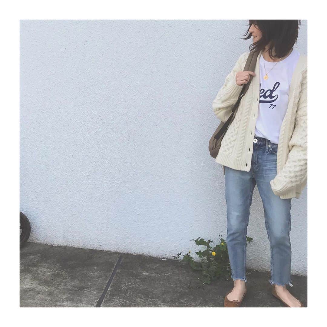 上村若菜のインスタグラム：「半袖にニットでちょうどよい日🙆‍♀️そして素足デビュー。 . そして2枚めの距離感…😎 3人だともはや枠におさまりきらない😅 . #wakameswardrobe #ママコーデ #男の子ママ . ニットカーデ…#argue Tシャツ…#redcardtokyo デニム…#upperhights #THEKATIE リュック…#greish 靴…#littleonevitage」