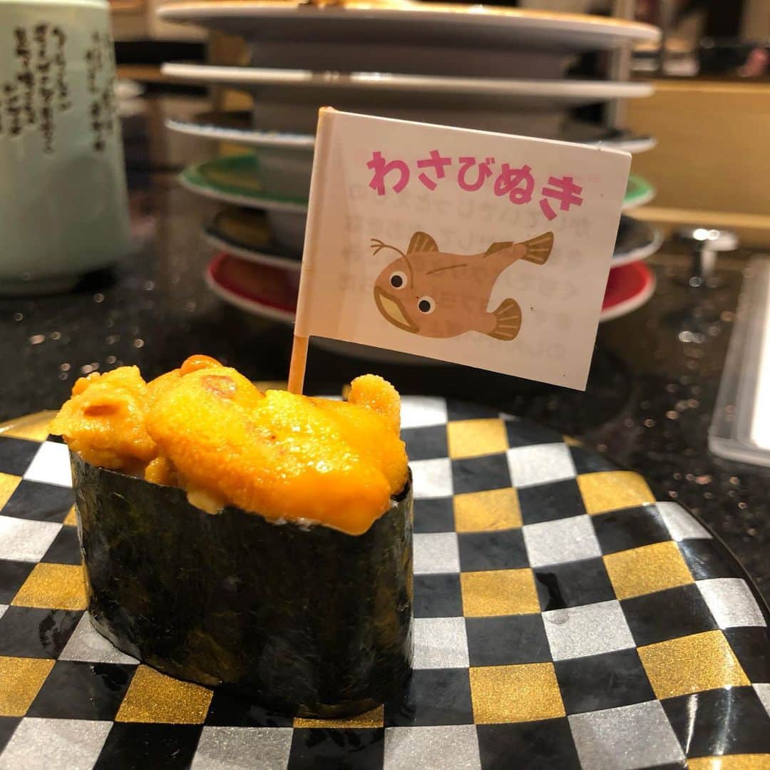 宇佐美進典のインスタグラム：「姪っ子と回転寿司に。生ウニは時価でした(^^)」