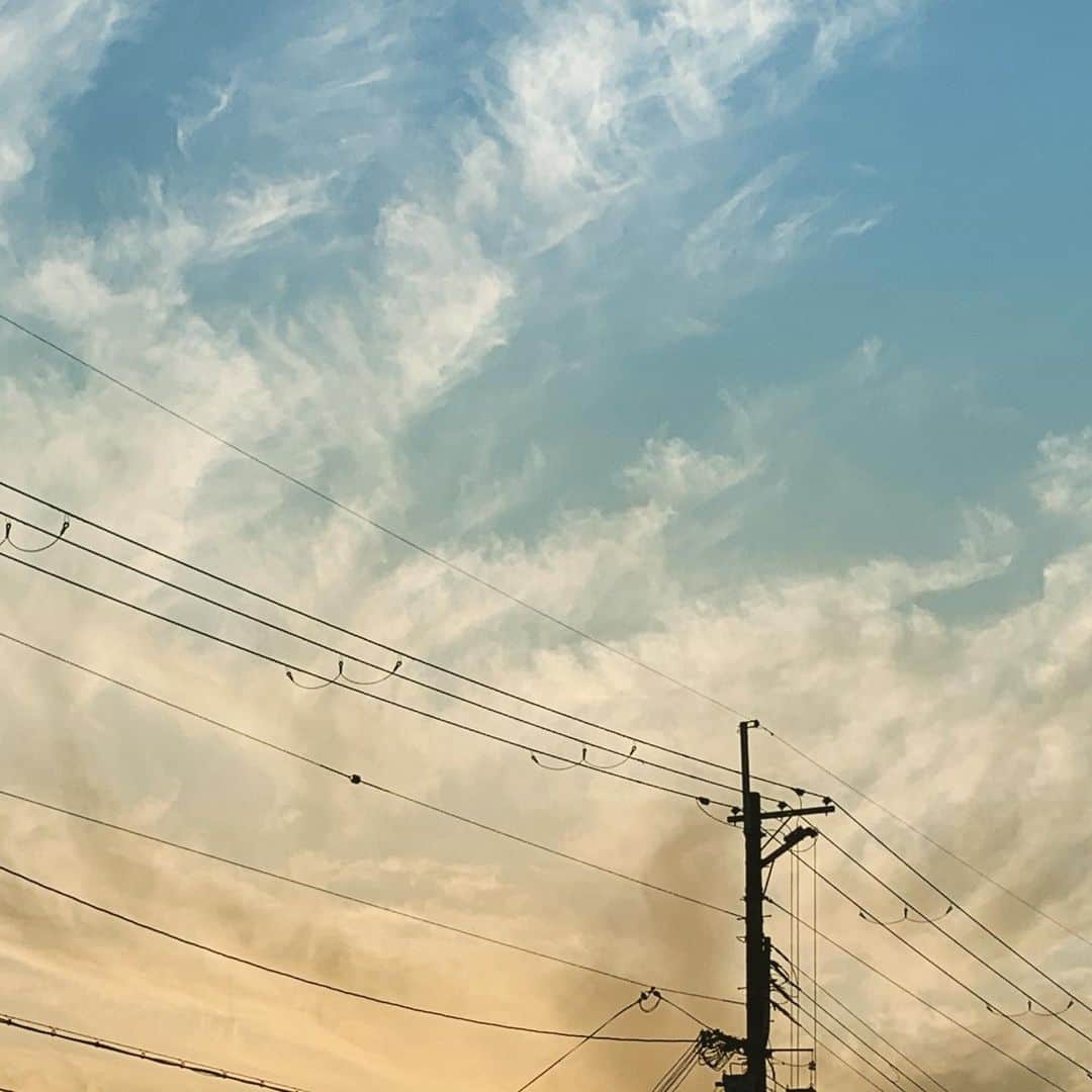 njun tamahkiのインスタグラム：「#電柱写真クラブ #silhouette #電線 #電柱 #空 #雲 #sky #cloud #sunlight  #シルエット #シルエット萌部  #ダレカニミセタイソラ #sunset #夕焼け #wwwdc #japan」