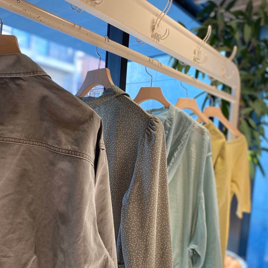 のインスタグラム：「≪new arrival≫ 🌿🍐🥑 . . .  ショートジャケット ¥4900＋tax  ドットプリント　 開襟ウエスト切替プリーツワンピース ¥4900＋tax  ワイド&ショート　シアーフーディ ¥3900＋tax  クルーネックサイドスリットロンT ¥1900＋tax  スクエアアシンメトリー肩開きプルオーバー ¥2500＋tax  #wcloset#ダブルクローゼット#wears#2020ss#ミントカラー#春カラー#春アウター#ワンピース#シアー素材#くすみカラー#ピスタチオカラー」