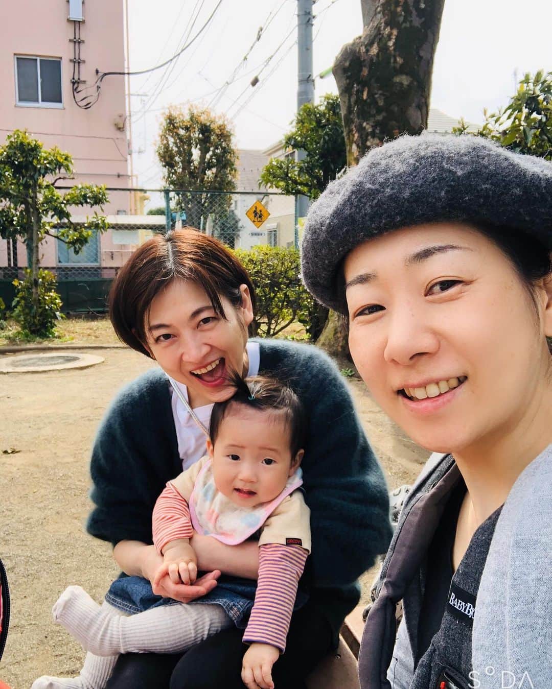 馬渕英里何さんのインスタグラム写真 - (馬渕英里何Instagram)「今日一気に花開いたみたい。ともみちゃんとぽこちんと花見散歩。いいなぁこういう感じ。レストランとかじゃなくて、外でコーヒーだけ握って。桜を愛でる時間が持ててありがたかったよ、有難う。 #花見 ...
