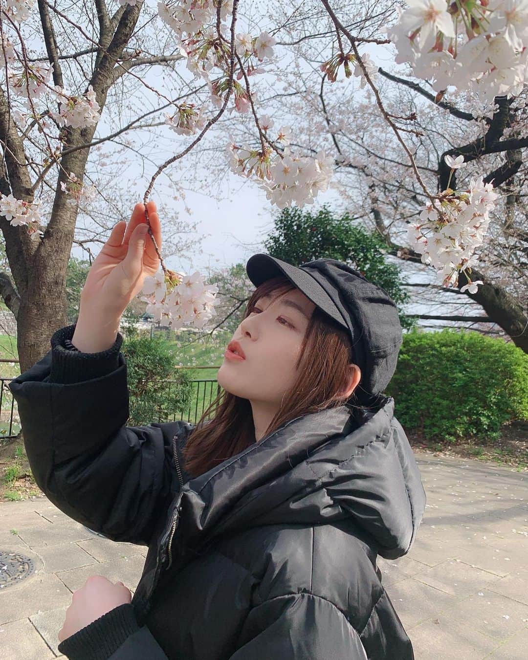 もえりんのインスタグラム：「普段友達と遊ぶってことがほんっっっとにない私なんですが かれこれ5年来くらいになる友達が珍しくいるんですよね。  その子とは仕事も人間関係も全然違うけど、久しぶりに会っても何だかんだ話すこといっぱいあるし その子なりに幸せになってほしいなって勝手に思ってます（笑）  この写真はその時に撮ってもらったもの！ 心知れた人に撮ってもらう写真のいいことよ（*＾-＾*）🧡 そして最後の写真はフィルターなしの写真！絶景、、」