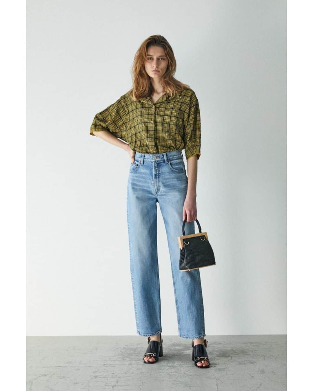 のインスタグラム：「MOUSSY 2020 March LOOK BOOK ----------------------------------- LOOK-1 ・PLAIN JEANS STRAIGHT(010DSA12-8010) 全国のMOUSSY店舗・SHEL'TTER WEB STOREにて発売中。 ㅤㅤㅤㅤㅤㅤㅤㅤㅤㅤㅤㅤㅤ ・SUCKER CHECK LOOSE SHIRT(010DSH30-0630) ・HORSE BIT BACK STRAP SANDALS(010DSB52-0740) SHEL'TTER WEB STOREにて先行予約販売中。 また、全国のMOUSSY店舗では3月下旬〜4月上旬頃発売予定。 ㅤㅤㅤㅤㅤㅤㅤㅤㅤㅤㅤㅤㅤ ・STRAW WOVEN HAND BAG(010DSS51-1280) 全国のMOUSSY店舗・SHEL'TTER WEB STOREにて3月下旬〜4月上旬頃発売予定。 ----------------------------------- LOOK-2 ・TUCK SLEEVE COLOR DENIM JACKET(010DSS11-0190) ・HIGH WAIST COLOR LOOSE STRAIGHT(010DSS11-0200) 全国のMOUSSY店舗・SHEL'TTER WEB STOREにて発売中。 ㅤㅤㅤㅤㅤㅤㅤㅤㅤㅤㅤㅤㅤ ・VELVETS HOMAGE TEE(010DSS90-0430) ・HORSE BIT FRINGE PUMPS(010DSB52-0730) SHEL'TTER WEB STOREにて先行予約販売中。 また、全国のMOUSSY店舗では3月下旬〜4月上旬頃発売予定。 ----------------------------------- LOOK-3 ・RETRO TEADROP EYEWEAR(010DSH53-1810) 全国のMOUSSY店舗・SHEL'TTER WEB STOREにて発売中。 ㅤㅤㅤㅤㅤㅤㅤㅤㅤㅤㅤㅤㅤ ・HORSE BIT BACK STRAP SANDALS(010DSB52-0740) SHEL'TTER WEB STOREにて先行予約販売中。 また、全国のMOUSSY店舗では3月下旬〜4月上旬頃発売予定。 ㅤㅤㅤㅤㅤㅤㅤㅤㅤㅤㅤㅤㅤ ・VINTAGE LIKE TOUR TEE(010DSQ90-0550) ・FLUID TUCK PANTS(010DSS30-1250) 全国のMOUSSY店舗・SHEL'TTER WEB STOREにて3月下旬〜4月上旬頃発売予定。 ----------------------------------- #MOUSSY #MOUSSYJEANS #MOUSSYPLAINJEANS ※配送状況により店舗発売日が変更、また、SHEL'TTER WEB STOREにて予約販売を行っていた商品につきまして予定通りにお届けできない場合がございます。 予めご了承くださいませ。」