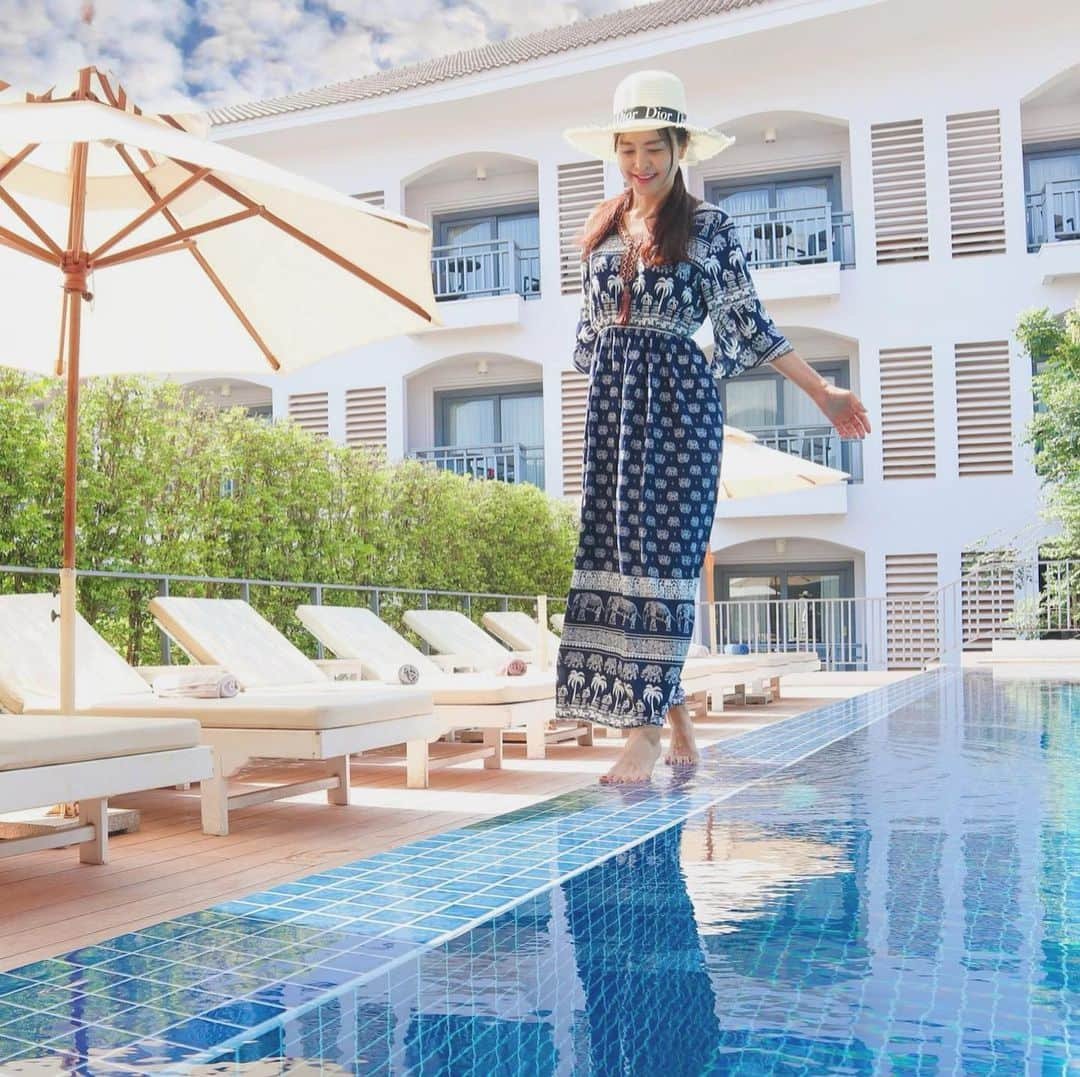 大桃美代子さんのインスタグラム写真 - (大桃美代子Instagram)「Memories of a Siem Reap trip .At the hotel poolside.🇬🇧 、  暹粒之旅的回忆、在酒店池畔🇨🇳、 、  씨엠립 여행의 추억　호텔의 수영장에서🇰🇷、 カンボジアの旅の記録。  シェムリアップのプールサイドにて。  誰もいなかったので、プール脇を歩いたら、  滑った。🤣🤣 体幹を鍛えよう😅  #siemreap #hotellife #カンボジア #カンボジア旅行#タビジョ##FAMTrip#シェムリアップ#funtotrip#lw3月の旅  #Cambodia #KingdomofWonderFeeltheWarmth#damreiangkorhotel」3月22日 19時25分 - miyoko_omomo