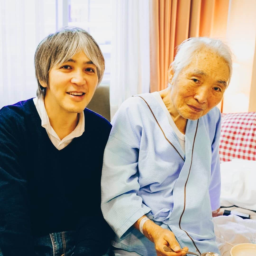 近藤研二さんのインスタグラム写真 - (近藤研二Instagram)「親父の84歳の誕生日 実は1年前のリンパ腫寛解後も胆管炎や食道静脈瘤などで入退院を繰り返している父。今回は大腸がん。一昨々日の腹腔鏡手術で30cmほど腸を切ったばかりだけれど想像していたより元気だった。商売の家に育ち祝いごとなどとは無縁の家族なので親父の誕生日に駆けつけたのも実は初めてなんだけど、来年は実家で家族みんなでご馳走を囲みたかね。」3月22日 19時26分 - kenjikond0