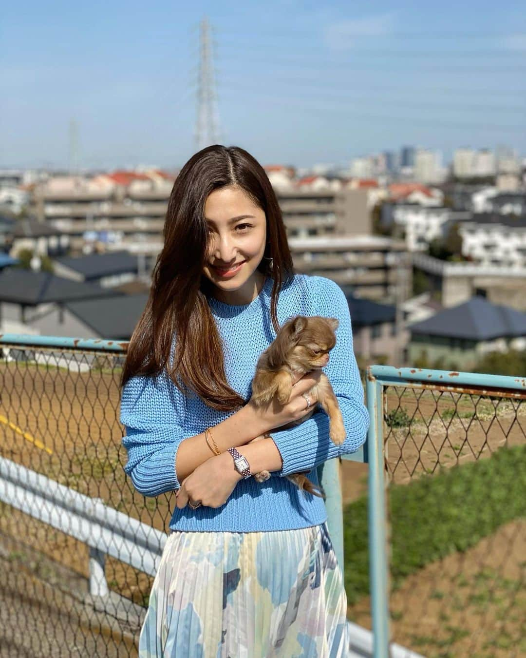 雨宮みずきさんのインスタグラム写真 - (雨宮みずきInstagram)「． @choco_lat0925 とお散歩🐶 ショコラはお外出られるようになって すぐでまだまだ怖くて歩けないから ずっと抱っこなのぉ🤱💕笑 ． このぶちゃかわなのがたまらなすぎる🥺 ヨーダって言われるよ🥰笑 ． #ヨーダ似 #赤ちゃん犬 #チワワ #お散歩デビュー #地元の田舎感 #ランドマークタワー 見えるし 景色まぁまぁ良いから地元では #デートスポットなんだよ 🤣」3月22日 19時41分 - ammymzk0926