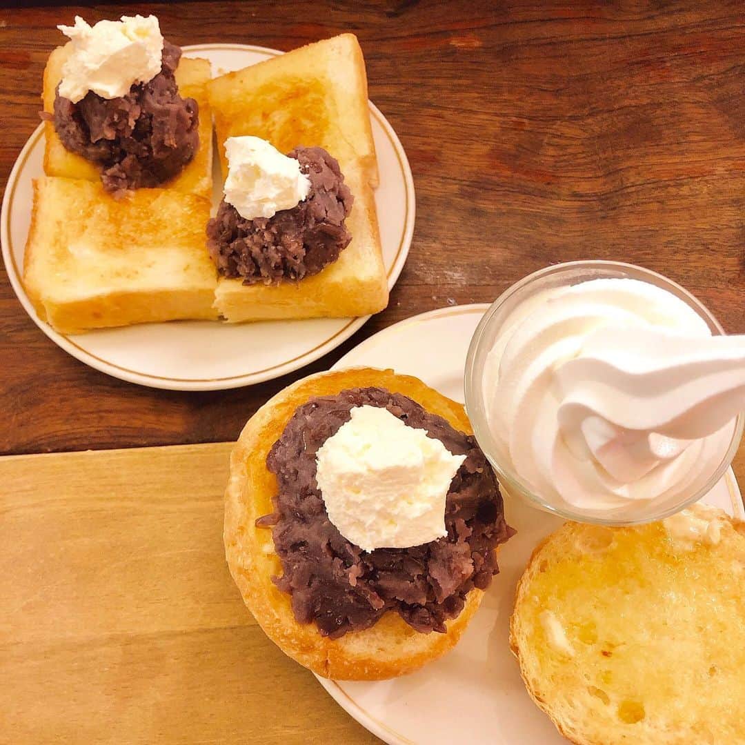 山田優依さんのインスタグラム写真 - (山田優依Instagram)「Nagoya morning . やっと食べれた本場？の小倉トースト☺️ 大好きなアイスクリームつき！(つけた？ . カイザーパンに小倉とバタークリームとソフトクリーム というボリューミーな絵を伝えようとしたら 自分主張しすぎたや😲 . 寝起き。すっぴん。マツエクとかせ . #Japan #Aichi #Nagoya #kakobucyocoffee #morning」3月22日 19時34分 - yui_gourmetwalker