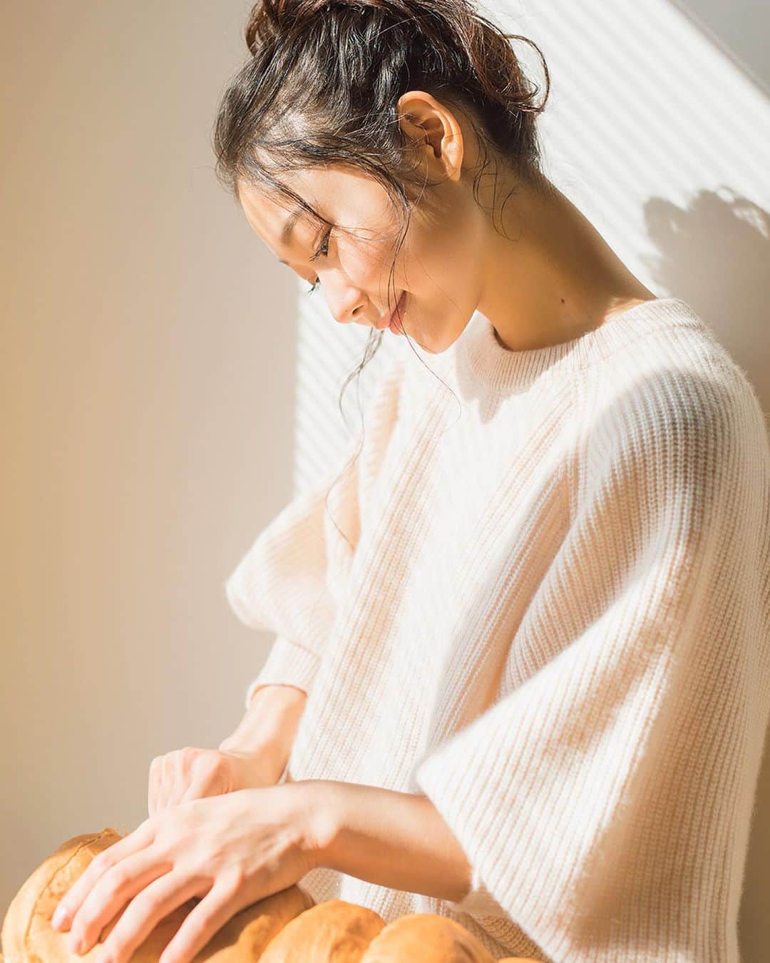 斎藤なりのインスタグラム：「最近あったかくて幸せだなぁ〜！ 洋服も一気に軽くなる🌿 . だから春はニットとかパーカーとかずっと着てる笑」