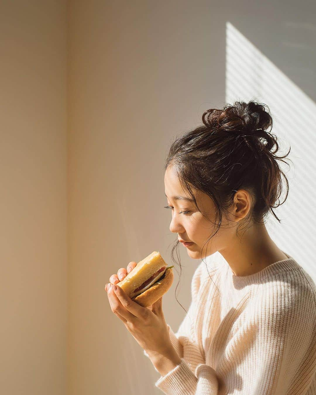 斎藤なりさんのインスタグラム写真 - (斎藤なりInstagram)「最近あったかくて幸せだなぁ〜！ 洋服も一気に軽くなる🌿 . だから春はニットとかパーカーとかずっと着てる笑」3月22日 19時37分 - nari_eye