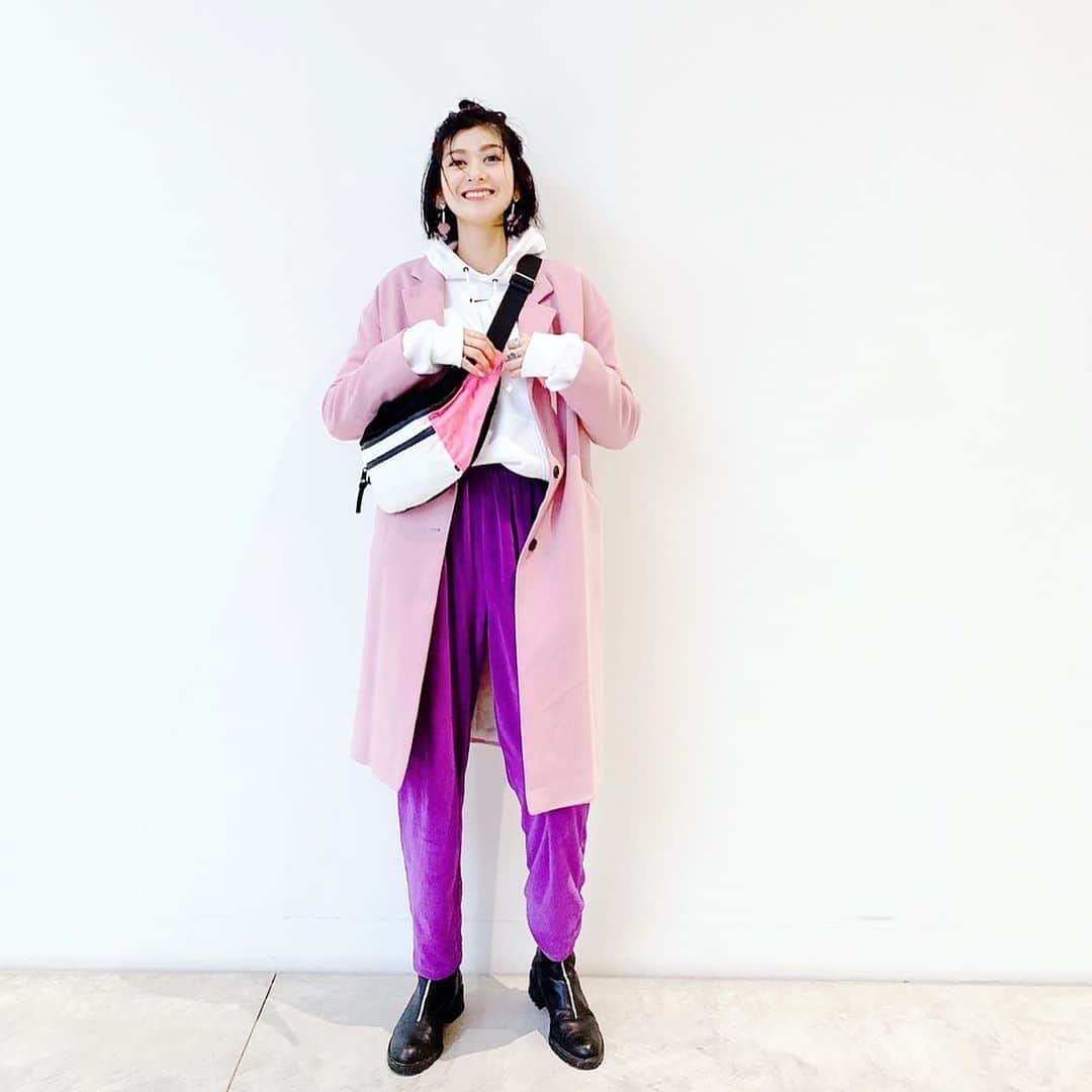 石井美絵子さんのインスタグラム写真 - (石井美絵子Instagram)「古着屋さんで見つけて 一目惚れしたコーデュロイのボディーバッグ🦩 #ootd #outfit #fashion #fashionsnap #fashionstyle #vintagefashion #私服 #ミカコのフク」3月22日 19時38分 - mikako.ishii