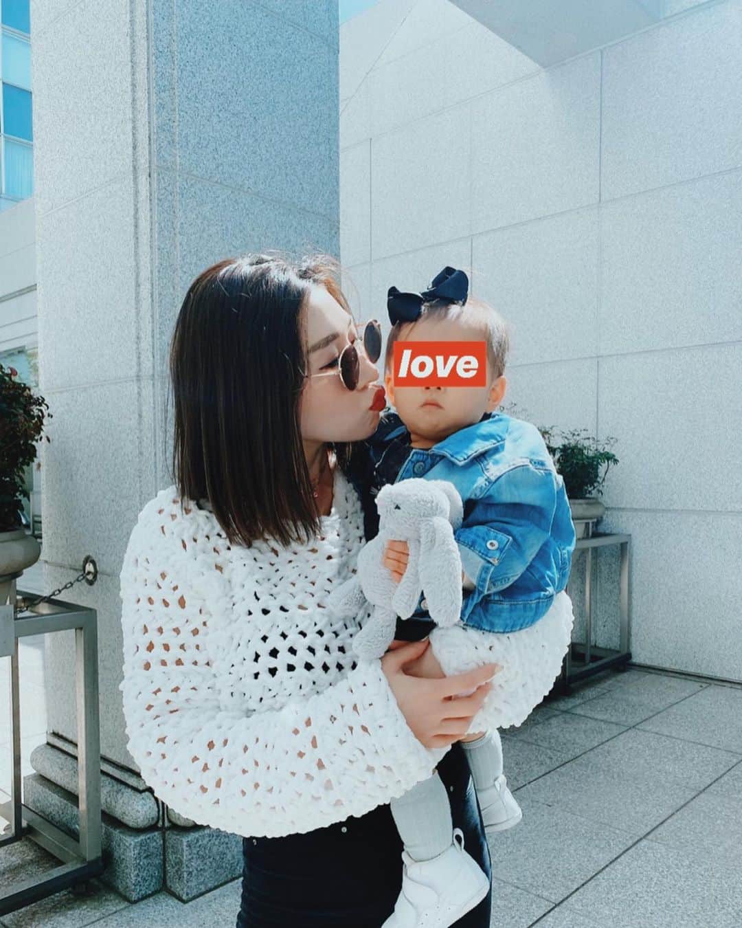 shihoさんのインスタグラム写真 - (shihoInstagram)「チューは？ってゆうと まぁーここならいいよ😏 といわれているかのように ほっぺたを差し出してくる ツンデレ娘ちゃん🤟🏻 たまーにそのままヅツキ😂 . . . . #mama#baby#女の子ベビー  #女の子ママ#1歳1カ月 #よちよち歩き #たまらんねー」3月22日 19時38分 - shipogram