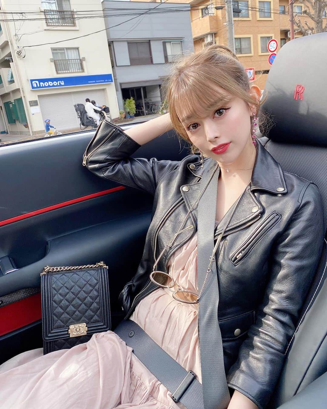 のインスタグラム：「着るお洋服選んでもらい(サングラスまでしっかりコーディネート👏)今日は代々木公園にお散歩🌸 .  オープンにすると気持ち良いなぁ🚙✨ . . 桜も結構咲いててお花見してる方🍡がたぁーくさんいたよ😆 その後は伊勢丹のデパ地下でお惣菜買い漁りお家で映画🎬Timeだぁ〜♡♡ 平和で幸せな休日が1番いいな💓 . . #代々木公園#ドライブ#ドライブデート#幸せな休日#yoyogipark#ポニーテール#CHANEL#シャネル#boychanel#今日のコーデ#ぽかぽか#beautifulpeople#RollsRoyce#ライダース#rosarymoon#ロザリームーン#お花見#渋谷#shibuya#代々木#yoyogi#ポニテ#日曜日の過ごし方」