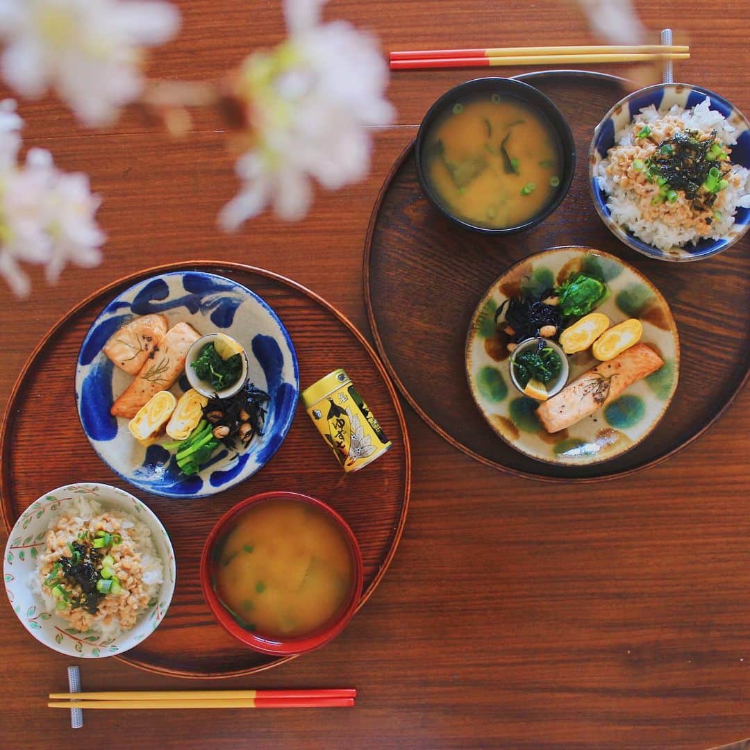 Kaori from Japanese Kitchenさんのインスタグラム写真 - (Kaori from Japanese KitchenInstagram)「昨日の朝昼ごはんと休日散歩。東京は桜が咲いています。 ・ こんばんは。 三連休中の朝昼ごはん。 今回はおかずだけ和ンプレート。 炊き立てごはんはおにぎりよりも 茶碗に盛って食べたい派。 鮭の代わりにサーモンのグリル、 ＋卵焼き、ひじき、菜の花。 献立に悩んだらだいたい この組み合わせに行き着く笑 パセリのおひたしは昔の料理通信より。 サーモンとの相性抜群でした。 今日の薬膳走り書きはパセリ。 ・  この三連休。街よりも公園の方が人が多い気がしました。来週から少しずつ自粛が減っていく気がしていますが、呼吸器疾患がある身としては油断できません。引き続き手洗いうがいの徹底と無理をしないようにします。基礎疾患のある方もない方も気をつけましょう。 ・ ・ 【おしながき】 白米とひきわり納豆 具材が沈んだ山芋とねぎのお味噌汁 サーモンのグリル パセリのおひたし 卵焼き ひじきの煮物 菜の花のからし和え ・ ・ Hi from Tokyo! Weekend’s brunch:Bake rice w/ natty, miso soup, grilled salmon, simmered parsley, rolled egg omelet, simmered hijiki seaweed, and boiled field mustard. ・ ・ 2020.03.22 Sun ・ ・ #japanesemeal #washoku #breakfast #朝ごはん #おうちごはん #早餐 #아침밥 #薬膳 #うつわ #和食器 #自炊 #ワンプレート #和ンプレート #やちむん」3月22日 19時54分 - coco_kontasu