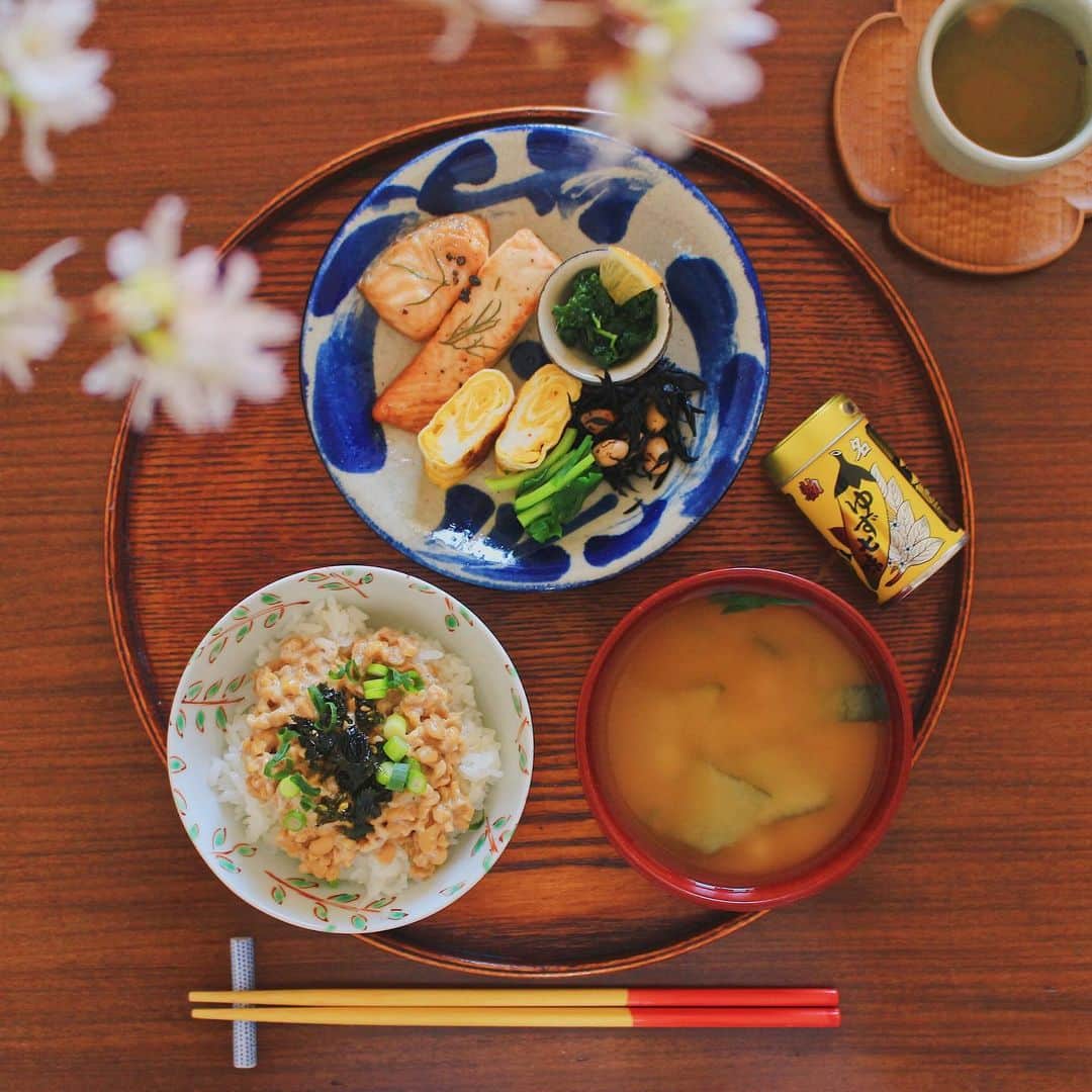 Kaori from Japanese Kitchenのインスタグラム：「昨日の朝昼ごはんと休日散歩。東京は桜が咲いています。 ・ こんばんは。 三連休中の朝昼ごはん。 今回はおかずだけ和ンプレート。 炊き立てごはんはおにぎりよりも 茶碗に盛って食べたい派。 鮭の代わりにサーモンのグリル、 ＋卵焼き、ひじき、菜の花。 献立に悩んだらだいたい この組み合わせに行き着く笑 パセリのおひたしは昔の料理通信より。 サーモンとの相性抜群でした。 今日の薬膳走り書きはパセリ。 ・  この三連休。街よりも公園の方が人が多い気がしました。来週から少しずつ自粛が減っていく気がしていますが、呼吸器疾患がある身としては油断できません。引き続き手洗いうがいの徹底と無理をしないようにします。基礎疾患のある方もない方も気をつけましょう。 ・ ・ 【おしながき】 白米とひきわり納豆 具材が沈んだ山芋とねぎのお味噌汁 サーモンのグリル パセリのおひたし 卵焼き ひじきの煮物 菜の花のからし和え ・ ・ Hi from Tokyo! Weekend’s brunch:Bake rice w/ natty, miso soup, grilled salmon, simmered parsley, rolled egg omelet, simmered hijiki seaweed, and boiled field mustard. ・ ・ 2020.03.22 Sun ・ ・ #japanesemeal #washoku #breakfast #朝ごはん #おうちごはん #早餐 #아침밥 #薬膳 #うつわ #和食器 #自炊 #ワンプレート #和ンプレート #やちむん」