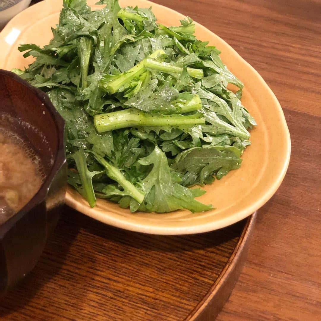 のインスタグラム：「この前行ったご飯屋さんで美味しかった春菊サラダを家で作ってみました‼️﻿ ﻿ カンタンなのに山盛り春菊が食べられる❤️﻿ これは定番入りです。﻿ ﻿ 他は作り置いてあった角煮様とナスと油揚げの味噌汁。﻿ みんなも、のほほんご飯を食べて健康に気をつけよう(๑•̀ㅂ•́)و✧﻿ ﻿ ﻿ #きょうのごはん﻿ #適当ごはん﻿ #おうちごはん﻿ #おうちごはんlover﻿ #ゆるめし﻿ #japaneasefood﻿ #クッキングラム﻿ #ひとりごはん﻿ #夜ごはん﻿ #角煮﻿ #春菊﻿ #卵焼き﻿」