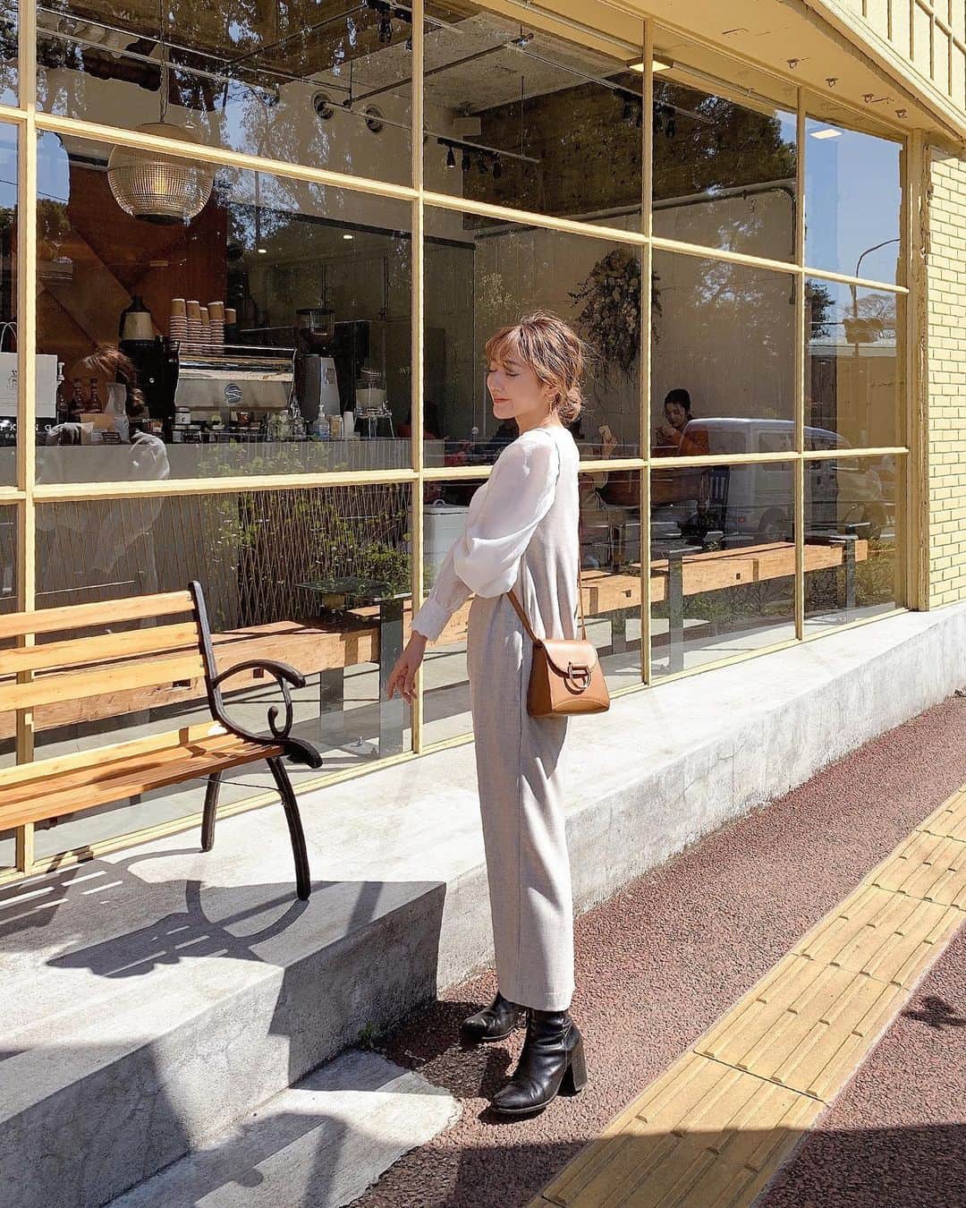 小川陽香のインスタグラム：「久しぶりにワンピ🧺 最近買った @milaowen_official の♡ ㅤ ３連休暖かくてアウターいらなかったな～🧡 とはいえノースリはさすがにまだ寒いからブラウス in しました☺️ ㅤ ㅤ #ootd #code #fashion #milaowen #hairarrange #ファッション #コーデ #ワンピース #ミラオーウェン #私服」
