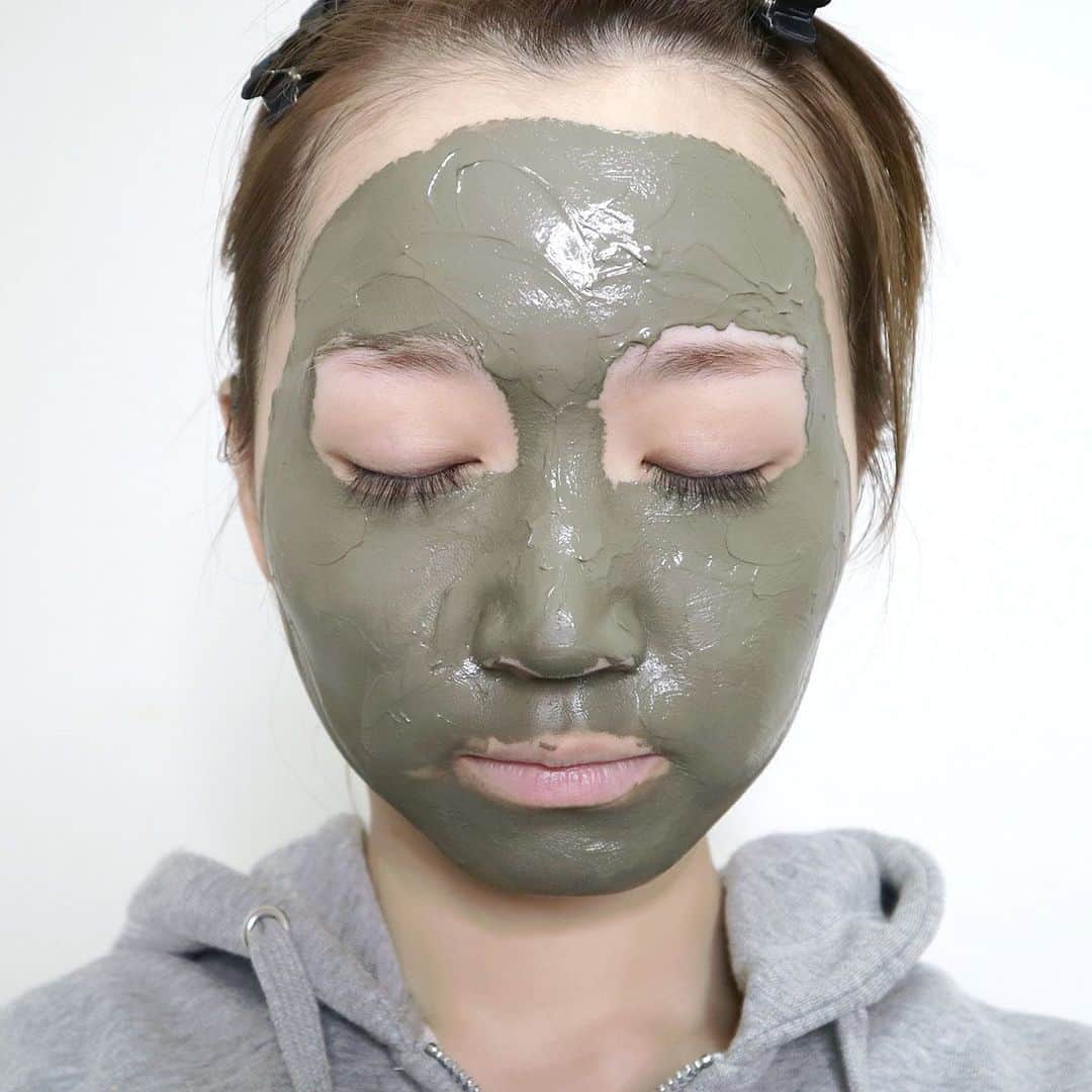 常岡珠希さんのインスタグラム写真 - (常岡珠希Instagram)「最近使い始めて、これはなかなか好きだな〜！というクレイ系パック！  #プレディア スパ・エ・メール ケルプ ファンゴ マスク 500g、6,500円+税  私はシートマスクはしないのですが、こういった塗って洗い流すタイプのクレイ系パックは昔から好きで使うことがあります。  スキンケアでまず第一に気にしたいのが汚れをオフすること、それには日々のクレンジングと洗顔が大切だと思っています。クレイ系パックは、そこにもうワンプラスという位置付けで愛用しているアイテムです。季節や肌状態によっても頻度は変わるのですが平均すると月2〜3程度の使用頻度で使っていますよ〜。 ケルプファンゴマスクは、ミネラル豊かなファンゴ（イタリア語でファンゴは泥のことをさします）と、ケルプ（褐藻）が配合されているクレイ系パックです。とても伸びがいいのでするする塗ることができる上、ゆるいということもないので垂れてくる心配もありません！ 塗ってしばらく放置しているとだんだんと乾いていくのですが、この乾いていく時にきゅ〜っと吸着していくような感じがします。この感じが私はとても好き。長く置いて乾かしすぎると洗い流すのが大変なので、10〜15分で洗い流すようにしていますよ〜。 洗い流すとどんよりしていた肌くすみがぱっと払拭されたり、その後に使う化粧水やエッセンスを肌に塗布した時す〜っと馴染む感覚がより強くなり肌の潤い感もしっかり維持できているような気がします。  クレイ系パックはまず塗りやすい(ゆるすぎるorかたすぎると塗りにくい)かどうかが使い続けられるかの決め手の1つ。そして、塗っている時にピリピリっとするものは私は苦手なので使いません。また、落とした後の肌がスッキリした感じになるかどうかもアイテムを使い続けるかどうかの基準になります。 ケルプファンゴマスクは塗りやすい、刺激も感じない、落とした後の肌もスッキリなので私はとても気に入っていますよ〜！だんだん暖かくなると皮脂量も増えてきて少し肌状態が不安定になってくるので、タイミングをみつつ取り入れて汚れのたまりにくい肌を目指していきたいなと思います！ アイテムについてはブログにも詳しくアップしたので、ぜひそちらもご覧ください〜！ #コスメ #化粧品 #predia #スパエメール #ケルプファンゴマスク #クレイ #クレイパック #マスク #クレイマスク #スキンケア #泥 #ファンゴ #美肌 #美容 #美意識 #美活」3月22日 20時03分 - tamaki.tsuneoka