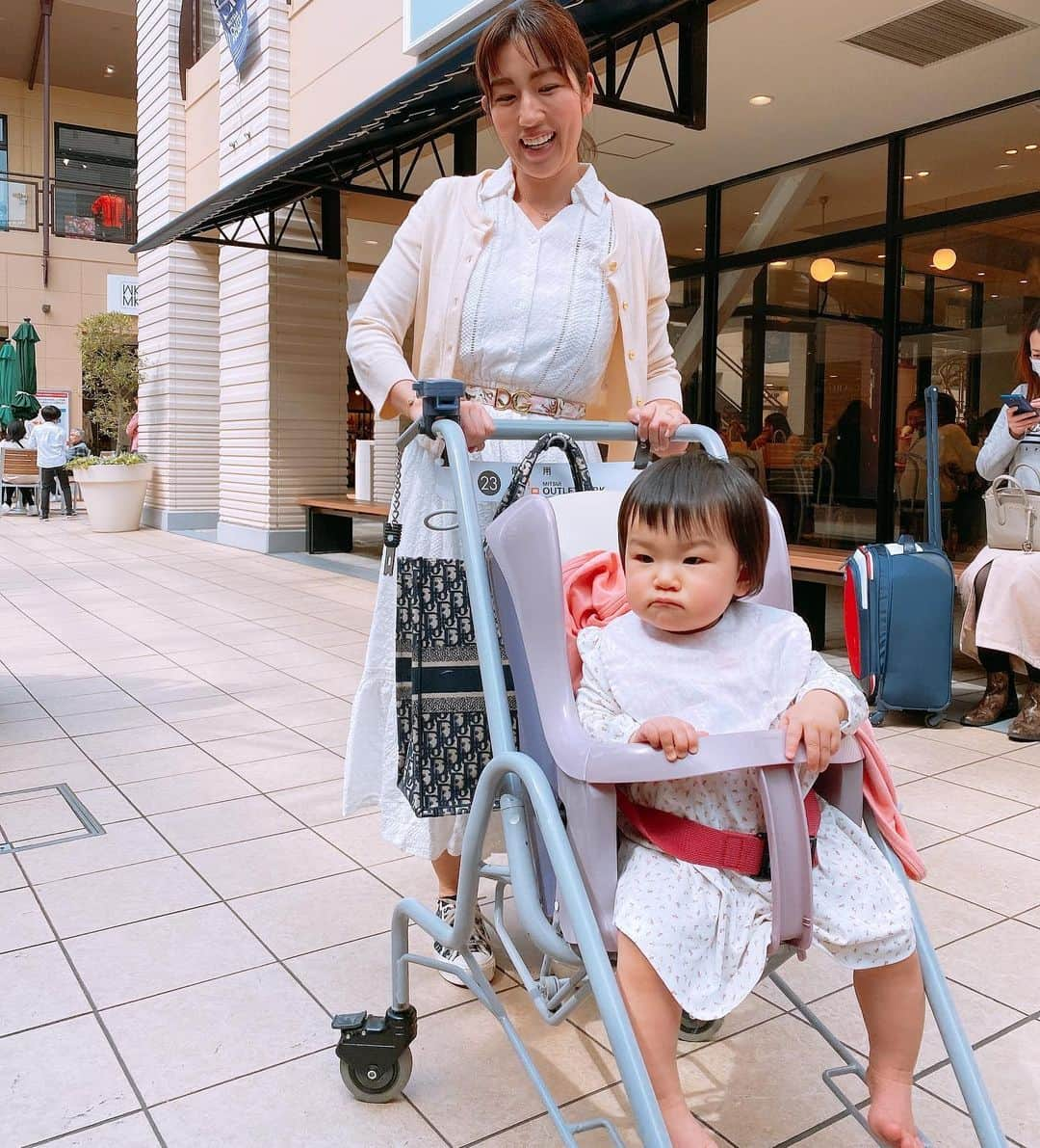 庄司ゆうこさんのインスタグラム写真 - (庄司ゆうこInstagram)「今日はイチゴ狩りに行ってきたよ🥰 フルーツの中で苺が1番好きなので今日はお腹をすかせてたーっくさん食べてきました🤣 何個食べたかは秘密です、、笑 ももちゃんもこんなに食べさせて大丈夫かなぁってくらいあげてしまった🤣 それにしても今日はこんなにいいお天気でお休みなのに誰もいなくて貸し切り状態でした❗️ そして幕張のアウトレットへお買い物😆 ベビー服、トレーニングウェア、春服とたくさん買えて大満足☺️ #とけのいちご中村農園#イチゴ狩り#苺#大好き#食べ放題#満腹#しばらく#苺食べなくていいや#幕張アウトレット #ショッピング#バーゲン」3月22日 20時09分 - yuko.shoji