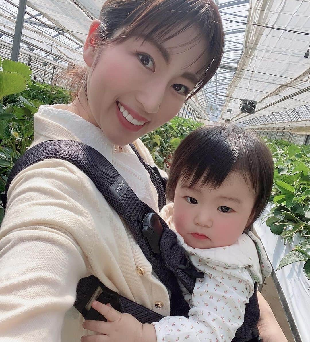 庄司ゆうこさんのインスタグラム写真 - (庄司ゆうこInstagram)「今日はイチゴ狩りに行ってきたよ🥰 フルーツの中で苺が1番好きなので今日はお腹をすかせてたーっくさん食べてきました🤣 何個食べたかは秘密です、、笑 ももちゃんもこんなに食べさせて大丈夫かなぁってくらいあげてしまった🤣 それにしても今日はこんなにいいお天気でお休みなのに誰もいなくて貸し切り状態でした❗️ そして幕張のアウトレットへお買い物😆 ベビー服、トレーニングウェア、春服とたくさん買えて大満足☺️ #とけのいちご中村農園#イチゴ狩り#苺#大好き#食べ放題#満腹#しばらく#苺食べなくていいや#幕張アウトレット #ショッピング#バーゲン」3月22日 20時09分 - yuko.shoji