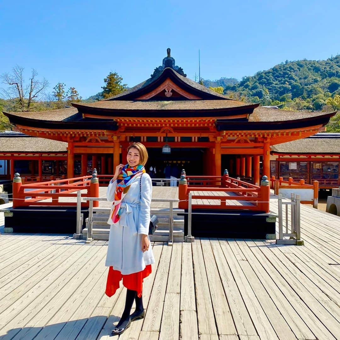 坂井雪乃さんのインスタグラム写真 - (坂井雪乃Instagram)「世界遺産『嚴島神社』に参拝してきました⛩✨✨ 海を敷地とした大胆な構成に平安時代の寝殿造りの粋を極めた日本屈指の名社👏 廻廊で結ばれた朱塗りの社殿は、あまりの美しさに息をのむほどでした♡ 山々の緑や海の青、本殿の朱とのコントラストが美しく、まるで竜宮城のよう🥰✨✨ . 本殿でしっかり感謝をお伝えし、おみくじを引いて"大吉"🙏💛 沢山のパワーをいただき心からリフレッシュすることができました🌱✨ 神の御加護に感謝し、これからも気を引き締めて邁進してまいります💗 . 宮島編つづく♡ #嚴島神社 #厳島神社 #宮島 #広島 #雪乃の弾丸トラベラー #パーソナルトレーナー #美脚製造トレーナー #美脚トレーナー　🤸‍♀️👠💖✨」3月22日 20時13分 - yukino_sakai