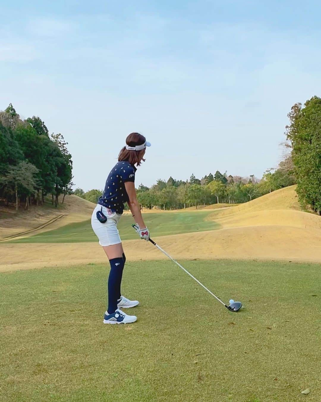 坂元美香さんのインスタグラム写真 - (坂元美香Instagram)「今日のラウンドは花粉と強風で前半で私はギブアップ。日焼けより花粉の方が強敵でした🤧薬効かないマスク意味なしで顔が崩壊😑ほとんど目が開けてらんない状態でゴルフどころではない。 . アイアンの調子はまぁまぁ良いものの、まるで吸引されてるかのようにバンカーの行き来を繰り返しバンカー地獄。PARだったり1ホール12回も打ったりと落ち着かないプレーでやる気なし。 . 一年に一回あるかないかのテンション低め。喋らないで静かにしてるなんてある意味貴重です🤭花粉終わるまでもう行かない！ . #ゴルフ #ゴルフ女子 #バンカー地獄 #callaway #beamsgolf #ゴルフ初心者 #坂元ゴルフ日記 #ぜんぜん上手くならない😩」3月22日 20時15分 - mika_saka