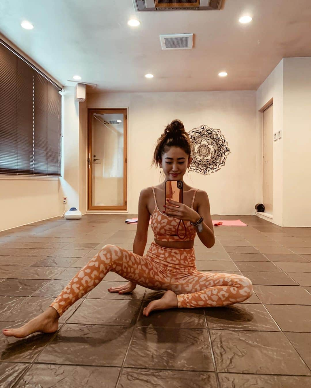 esutoreja_risaribonさんのインスタグラム写真 - (esutoreja_risaribonInstagram)「三連休最後は　@yoga_simple に 今日も汗かきました🧏🏽‍♀️ 溶岩ヨガは汗もかけるし私はとてもすき！ ヨガ前と後だと絶対にお腹が部分が違うんです‼︎ もちろん汗もかいて浮腫がとれる！ 腹式呼吸でお腹も姿勢も綺麗！ .  wear @lavia_sport  新作販売前です！ 色はorange🍊 めちゃ可愛いょ！ お尻鍛えてる人もオススメです！ #lavia#sports#simple溶岩#溶岩ヨガ#yoga#wear#三連休#sports」3月22日 20時24分 - esutoreja_risaribon