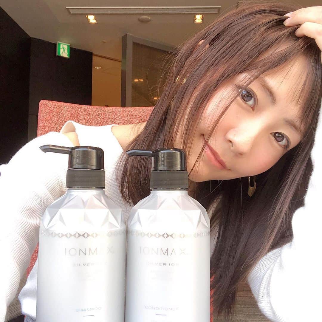 うえむらちかのインスタグラム：「手洗いうがいをしっかりする毎日が続いていますが、外から帰ってきてすぐにシャワーを浴びる習慣も身についてきました🛁﻿ ﻿ 感染拡大を防ぐ意味でも﻿ 自分にできることはしっかりやっていこうと﻿ 髪の毛までしっかり除菌しようと思い﻿ 最近これも併せて使い始めました✨﻿ ﻿ IONMAX #イオンマックス﻿ @ionmax_official﻿ ﻿ シャンプー、コンディショナー共に抗菌効果の高いナノ化した銀イオン(Ag＋)が配合されたヘアケアシリーズ﻿ ﻿ コラーゲン、ヒアルロン酸、セラミドの効果で髪と地肌を保湿する成分もたっぷり配合されており﻿ ﻿ 汚れを落とすだけでなく菌から髪と地肌を守ってくれます👼﻿ ﻿ おかげでヘアティントした髪の毛も﻿ すっかり綺麗になりました✨﻿ ﻿ ﻿ 店頭では販売されておらず直営ECサイト @kirali_shop で購入出来ます🧴﻿ https://www.ki-ra-li.shop/﻿ きらりshopで使える500円クーポン☞ inspr2003 ﻿ ﻿ #ionmax #イオンマックス #シャンプー #トリートメント #コンディショナー #きらりshop #銀イオン #抗菌 #化粧品 #サロン #美容 #ヘアケア #キレイ #コスメ #かわいい #makeup #hair #hairstyle #コスメ好きさんと繋がりたい」