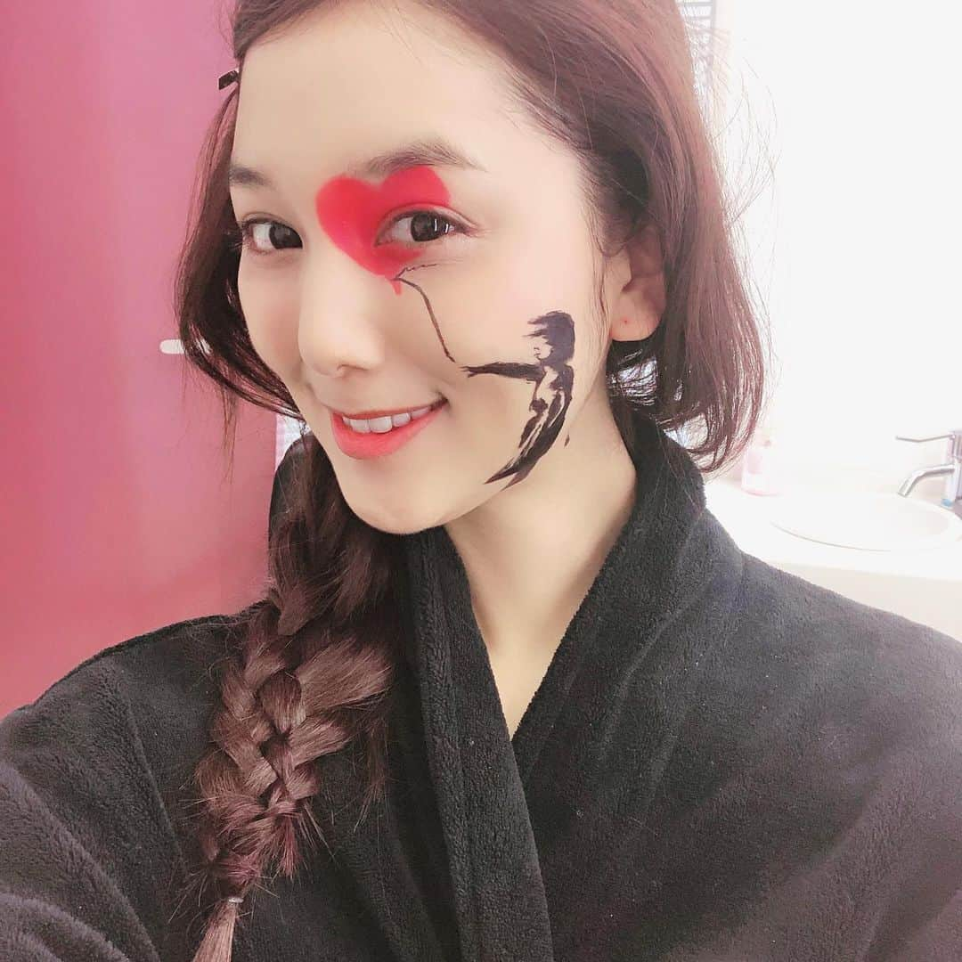 高田有紗さんのインスタグラム写真 - (高田有紗Instagram)「かっわい〜〜っ🥰 今年のハロウィンは、これで決まりっ🥰🥰🥰 #気が早い　#流行先取り　#その頃コロナは #バンクシー　#バンクシーアート　#banksy #ペイントアート　#ヘアメイク　#makeup #banksyart  #banksymakeup」3月22日 20時33分 - arisatakada.album