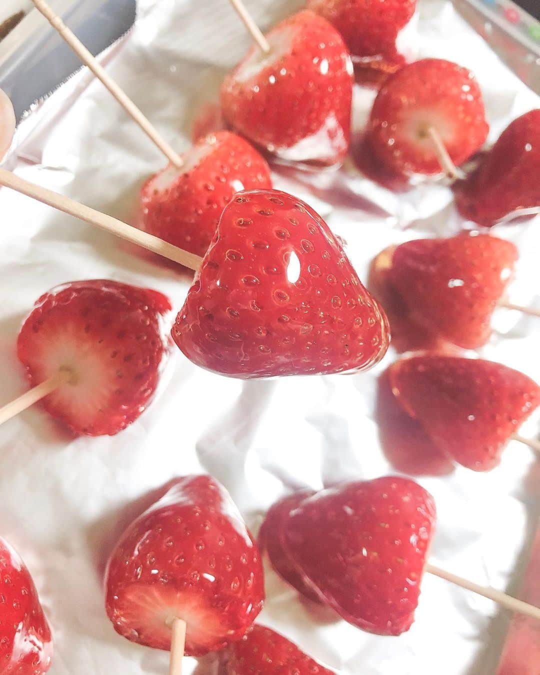 吉川千愛のインスタグラム：「いちごあめ🍓﻿ ﻿ 妹と作ったよ〜！！ 失敗する人おるみたいなんやけど 割とうまく出来てない？？﻿ ﻿ #LinQ #こんにちあ﻿ #あいんちゅ﻿ #吉川千愛﻿ #いちごあめ﻿ #いちごあめつくってみた ﻿ #いちご﻿ #いちご飴﻿」