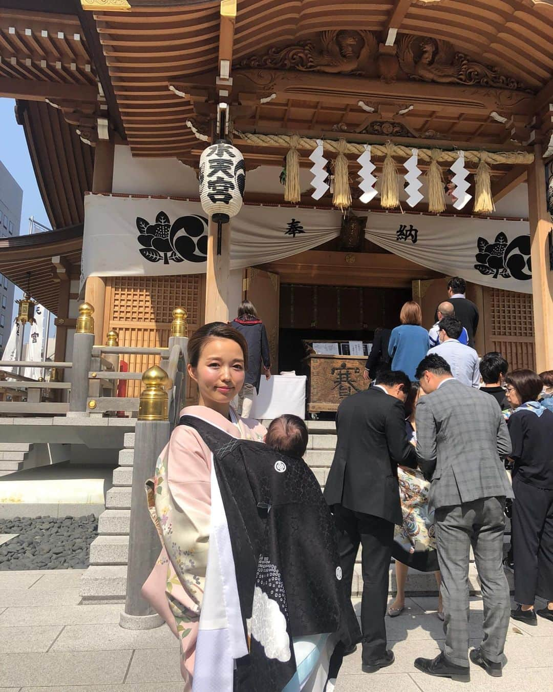 関口未来さんのインスタグラム写真 - (関口未来Instagram)「お宮参り⛩コロナの心配&大安が良かったので、遅めのお宮参りになってしまいました💦 子授けと安産祈願でお世話になった水天宮⛩祈祷は、コロナが心配で主人だけ朝一で行きました🙏 天候がよく、眩しくて目がさらに小さく😹(皆ノーマルカメラで撮らないで😹) . ロイヤルパークホテルのお宮参りプランを活用し、お着付けとランチと写真撮影✨ 撮影前までお腹すいて不機嫌だった息子が、撮影になった瞬間キリッとなってご機嫌に…新たな才能を発見…😆 . 朝から本当にお利口さん、よくがんばりました💮 . . #お宮参り  #生後1ヶ月 #新米ママ  #新米ママと繋がりたい  #男の子ママ #男の子ママと繋がりたい  #お着物コーデ  #お着物ヘア #水天宮 #ロイヤルパークホテル水天宮  #家族写真 #祈祷 #お礼参り #たまひよメイト #たまひよ公式インスタグラマー  @tamahiyoinsta  #mamagirl  #読者モデル #読モ #フォロワー募集中  #boymom  #japan #大安 #0歳児ママ  #0歳  #赤ちゃんのいる生活  #赤ちゃんのいる暮らし  #子授け祈願  #安産祈願」3月22日 20時43分 - miki.sekiguchi_x