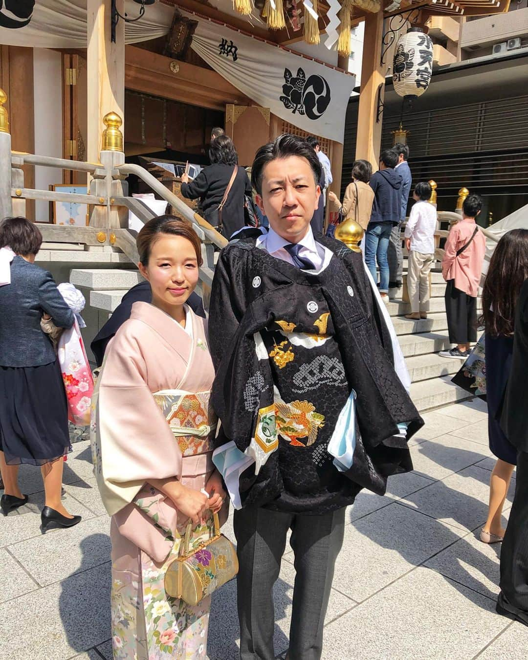 関口未来さんのインスタグラム写真 - (関口未来Instagram)「お宮参り⛩コロナの心配&大安が良かったので、遅めのお宮参りになってしまいました💦 子授けと安産祈願でお世話になった水天宮⛩祈祷は、コロナが心配で主人だけ朝一で行きました🙏 天候がよく、眩しくて目がさらに小さく😹(皆ノーマルカメラで撮らないで😹) . ロイヤルパークホテルのお宮参りプランを活用し、お着付けとランチと写真撮影✨ 撮影前までお腹すいて不機嫌だった息子が、撮影になった瞬間キリッとなってご機嫌に…新たな才能を発見…😆 . 朝から本当にお利口さん、よくがんばりました💮 . . #お宮参り  #生後1ヶ月 #新米ママ  #新米ママと繋がりたい  #男の子ママ #男の子ママと繋がりたい  #お着物コーデ  #お着物ヘア #水天宮 #ロイヤルパークホテル水天宮  #家族写真 #祈祷 #お礼参り #たまひよメイト #たまひよ公式インスタグラマー  @tamahiyoinsta  #mamagirl  #読者モデル #読モ #フォロワー募集中  #boymom  #japan #大安 #0歳児ママ  #0歳  #赤ちゃんのいる生活  #赤ちゃんのいる暮らし  #子授け祈願  #安産祈願」3月22日 20時43分 - miki.sekiguchi_x