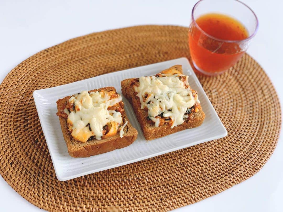 仲間リサのインスタグラム：「朝パン派🍞﻿ 最近はアボカドトーストと納豆トーストにハマり中.﻿ 納豆トーストにはキムチ、食べるラー油、刻み海苔、ネギ、マヨネーズを混ぜて…最後にチーズをのせて焼く.﻿ 毎日どっちかを食べてる♡﻿ ﻿ 息子の最近のお気に入り朝ごはんはシリアル+ヨーグルト or 牛乳+フルーツ混ぜたやつ𓎩﻿ ﻿ ※ヘルシーですね とよく言われるけど、ジャンクなものを沢山食べてる分ヘルシーなものも摂取するように心がけてるだけ🤫」