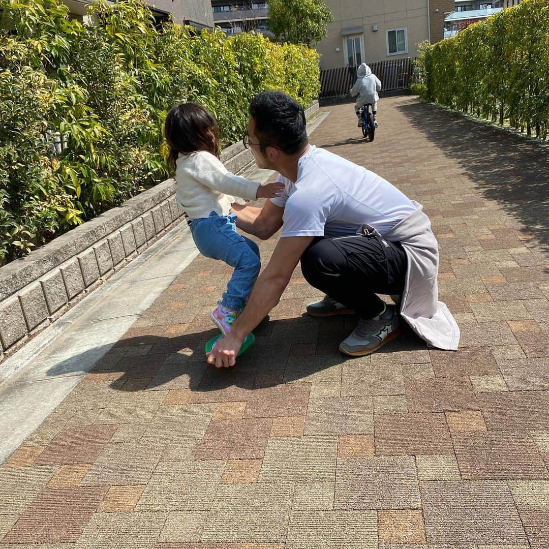 大友愛さんのインスタグラム写真 - (大友愛Instagram)「やりたがるくせにぃー🐷❣️ 身をまかせすぎてて わたし的にかなりツボ🤣🤣🤣🤣 #愛心 #２歳 #わがままボディ🐷✨ #リップスティック @hiroyuki_akimoto_1.31」3月22日 20時43分 - ai_dayooon