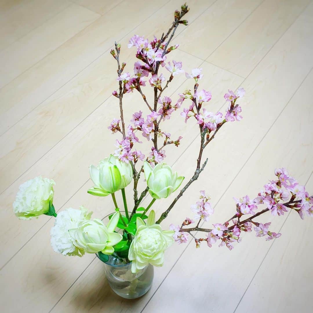 名塚佳織さんのインスタグラム写真 - (名塚佳織Instagram)「(✿´ ꒳ `) 今は… 外に出られない母にも 春を感じてもらえるように お花を買って帰りました(◍•ᴗ•◍) ♪ やっぱりお花って 気持ちを明るくしてくれるね♡ お花のある生活ってステキ♡ #花 #春」3月22日 20時39分 - nazuka_kaori424