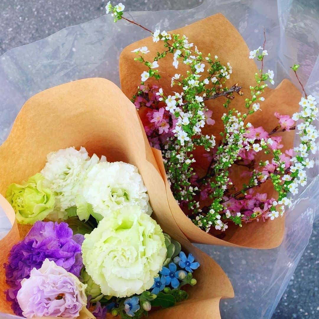 名塚佳織さんのインスタグラム写真 - (名塚佳織Instagram)「(✿´ ꒳ `) 今は… 外に出られない母にも 春を感じてもらえるように お花を買って帰りました(◍•ᴗ•◍) ♪ やっぱりお花って 気持ちを明るくしてくれるね♡ お花のある生活ってステキ♡ #花 #春」3月22日 20時39分 - nazuka_kaori424