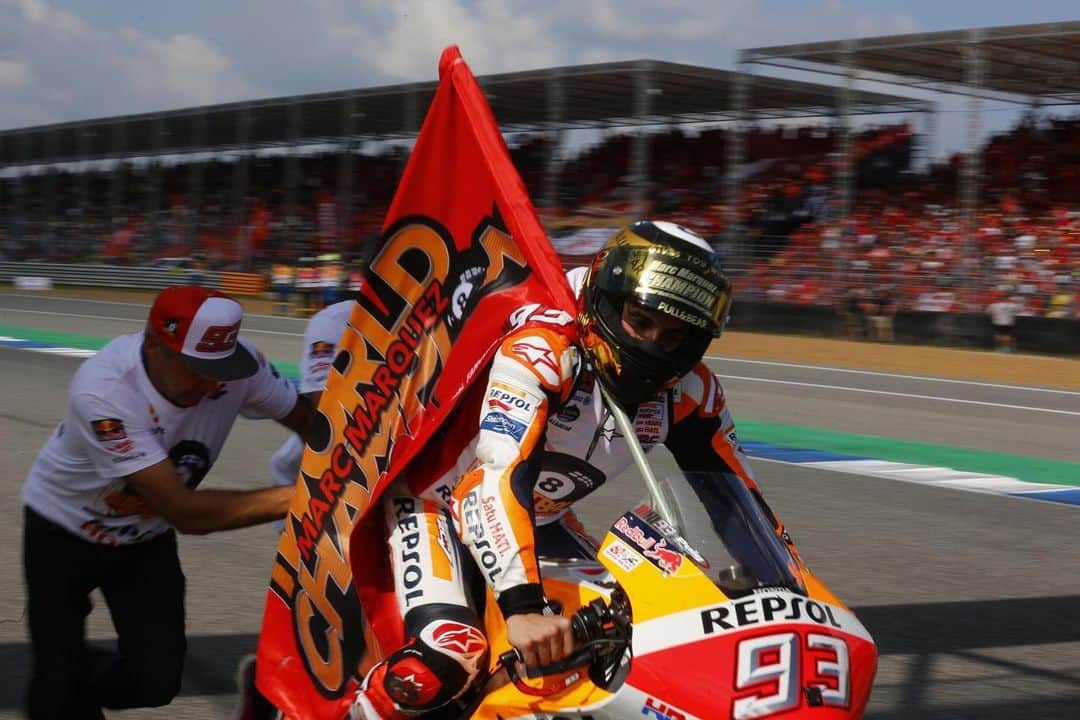 MotoGPさんのインスタグラム写真 - (MotoGPInstagram)「Today should have been the 2020 #ThaiGP 🇹🇭 race day 🏁 but we must #StayAtHome 🏠 so we're throwing it back to the 2019 #MotoGP race at Chang International Circuit when @marcmarquez93 clinched his 8th World title 🏆🎱 Thailand, we'll see you later this year! 💪 #SwipeLeft ⬅️ #Motorcycle #Racing #Motorsport #Throwback」3月22日 20時40分 - motogp