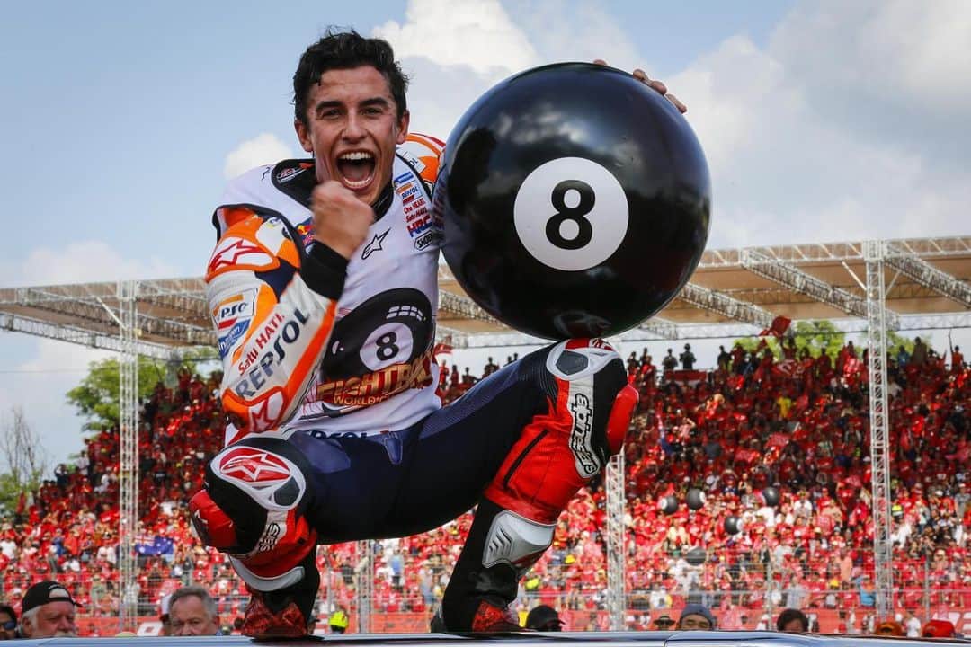 MotoGPさんのインスタグラム写真 - (MotoGPInstagram)「Today should have been the 2020 #ThaiGP 🇹🇭 race day 🏁 but we must #StayAtHome 🏠 so we're throwing it back to the 2019 #MotoGP race at Chang International Circuit when @marcmarquez93 clinched his 8th World title 🏆🎱 Thailand, we'll see you later this year! 💪 #SwipeLeft ⬅️ #Motorcycle #Racing #Motorsport #Throwback」3月22日 20時40分 - motogp