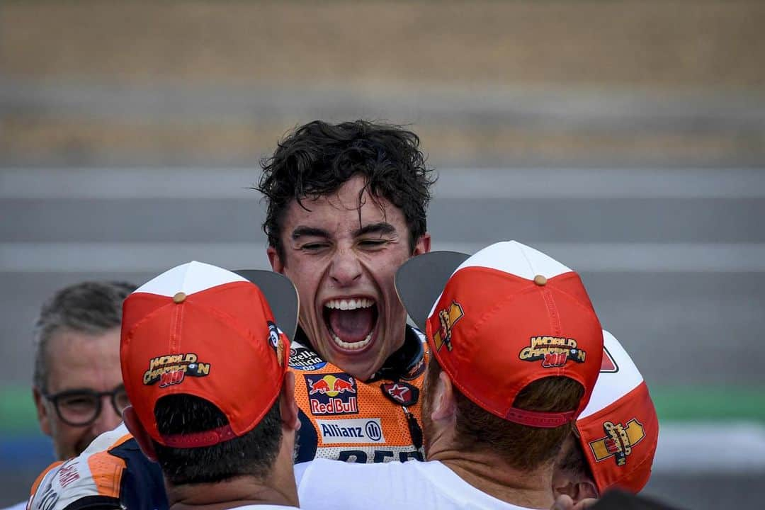 MotoGPさんのインスタグラム写真 - (MotoGPInstagram)「Today should have been the 2020 #ThaiGP 🇹🇭 race day 🏁 but we must #StayAtHome 🏠 so we're throwing it back to the 2019 #MotoGP race at Chang International Circuit when @marcmarquez93 clinched his 8th World title 🏆🎱 Thailand, we'll see you later this year! 💪 #SwipeLeft ⬅️ #Motorcycle #Racing #Motorsport #Throwback」3月22日 20時40分 - motogp