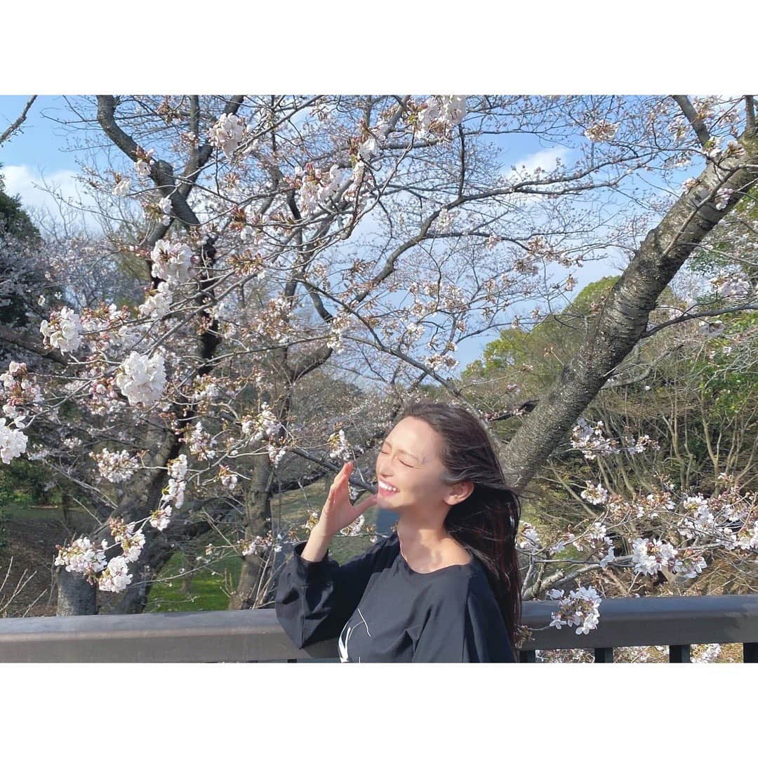 神子島みかさんのインスタグラム写真 - (神子島みかInstagram)「. #桜 🌸 早起きしてお弁当作って #ピクニック な日曜日٩( ᐛ )و . . 3枚目のイメージで 撮ってもらったものの強風で顔面に 枝が激突した瞬間。 . 34歳にもなるのに 桜の前で張り切るんじゃなかったよ . . #ootd#fashion#cherryblossom#picnic#makeup#Japanesegirl#japan#tokyo#mam#dad#kids#famfamily#holiday#instagood#instamood#instalike#instalove#instafollow#followme#instapic#我爱你#アラサー#ママ#花見#公園#平和#汚れてもいい服#お洒落無縁 . . ⋆⸜ᵀᴴᴬᴺᴷ ᵞᴼᵁ⸝⋆」3月22日 20時43分 - kagomika