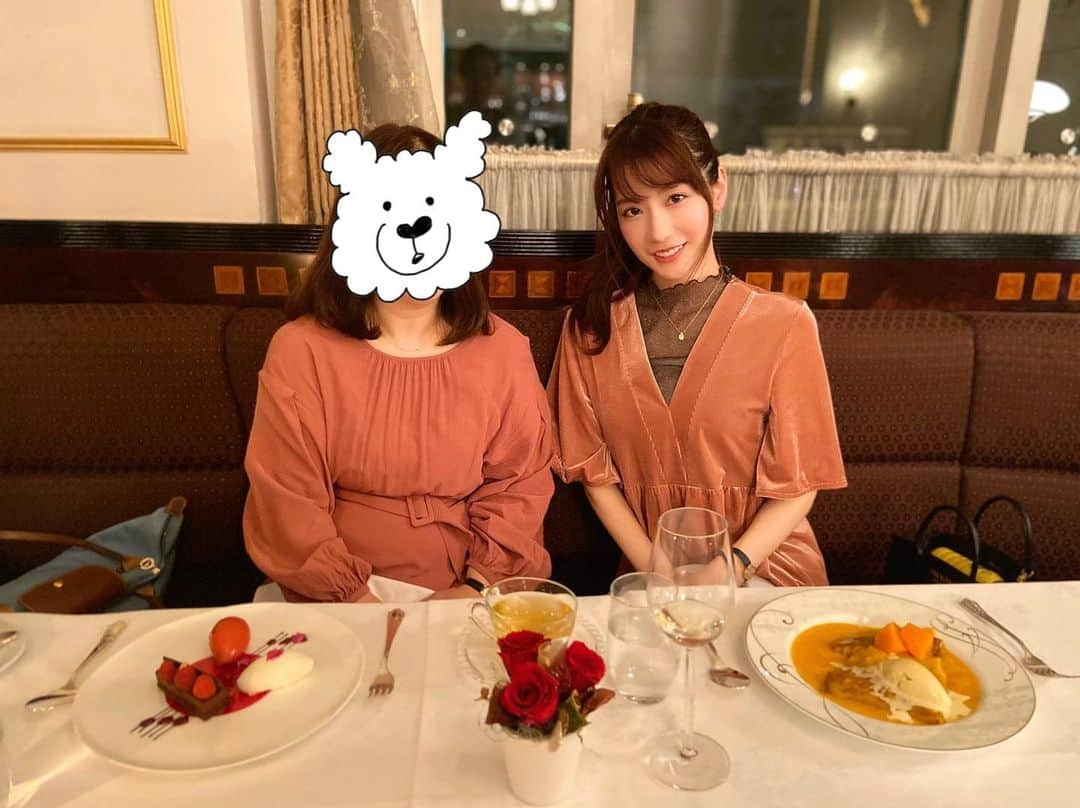 中川杏奈さんのインスタグラム写真 - (中川杏奈Instagram)「先日、横浜のフレンチレストランアルテリーベに母と行ってきました(^^) 以前近くに住んでいて、毎日愛犬とのお散歩で通るたび素敵なお店だなと思っていたのでまた今回来れて嬉しいです🥰 母と服の色がたまたま！被ってペアルックみたいでちょっと恥ずかしかったです😹  どのお料理も美しくておいしくて完璧でした！✨✨ 春しか食べられないホワイトアスパラガスも美味しかったし、塩漬けした桜の葉？で金目鯛を包んだお料理、付け合わせのフリット？フリッター？されたほたるいかと桜海老とも相性がよくて感動しました！ デザートのせとかのクレープも美味しいのはもちろん演出に驚き！ ➡️動画見てね♡ どのお料理も丁寧に調理されていて一皿の中でも、ソースや他の食材と合わせながら食べるとまた違った味わいになり全て美味しく終始感動しました😻👏✨✨ 私の説明と写真では美味しさを半分も伝えて切れないので、是非アルテリーベさんのアカウントをご覧下さい(^^) お食事中ヨーロッパからプロの演奏家さんを呼んでの生演奏もあります🎹🎻✨ クラシック、映画の名曲、ディズニーやジブリ、ビートルズから葉加瀬太郎さんの曲まで20曲ほど聴かせて頂きました🥺 天井が高く開放感のある店内に優しい音色が響いていて何度も涙が出そうになりましたが、隣に母がいて恥ずかしいので堪えました💦 リクエストもさせていただけるとのことで、ピアノとヴァイオリンで「塔の上のラプンツェル」の「輝く未来(I See The Light)」を演奏して頂きました😻  デートや記念日や結婚式に人気のお店ですが、料理も味わいたいし、おしゃべりせずに演奏も満喫したいのでいつか一人で行きたいと思います♡  幸せすぎる一日になりました💖💖💖💖 : #アルテリーベ横浜本店 #アルテリーベ #ミュージックレストラン #生演奏が聴けるお店 #生演奏付き  #レミゼラブル  #夢やぶれて #塔の上のラプンツェル  #ディズニー #disneysongs  #輝く未来 #iseethelight  #ヴァイオリン #ピアノ #横浜グルメ #横浜フレンチ #東京フレンチ #たまの贅沢  #ホワイトアスパラガス  #みなとみらい #みなとみらいグルメ #日本大通り #おすすめフレンチ　#コスパ最強  #フランス料理 #フランス料理🇫🇷 #がんばろう飲食店  #prayforjapan  #prayforworld  #stopcoronavírus」3月22日 20時45分 - annanakagawa0228