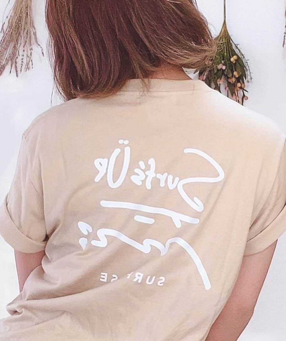 みきでりさんのインスタグラム写真 - (みきでりInstagram)「夏はこれでお出かけ決定☺︎🌻✨ かわいいTシャツ見つけてしまった…♡ ベージュのトップスずっと欲しかったから 割と念願のって感じ😆✨✨✨ しかも、私の大好きなサーフ系🏄‍♂️ たくさん可愛いのがあって決められなかった笑 いつか彼氏とこういう海っぽい服装で ペアルックしてお出かけしたいな🤟🌞笑 ㅤ ㅤ ♡---♡---♡---♡---♡ SHOP: @surfrise_com ♡---♡---♡---♡---♡ ㅤ ㅤ ㅤ ㅤ ㅤ ㅤ ㅤ ㅤ ㅤ ㅤ ㅤ ㅤ ㅤ ㅤ #surfrise#surfshop#surfstyle#Tシャツ#tシャツコーデ#シャツデザイン#シャツコーデ#へそ出し#ベージュカラー#ベージュコーデ#ショートアレンジ#ハーフアップ#おだんごヘア#おだんごアレンジ#お団子ヘア#ショートヘア#ショートカット#ボブ#スポーティーコーデ#ストリートコーデ#サーフスタイル#ビーチコーデ#夏コーデ#お買い物#通販#ロゴt#ロゴデザイン#tshirt#logodesigns#tiktok」3月22日 20時47分 - mikidelicious