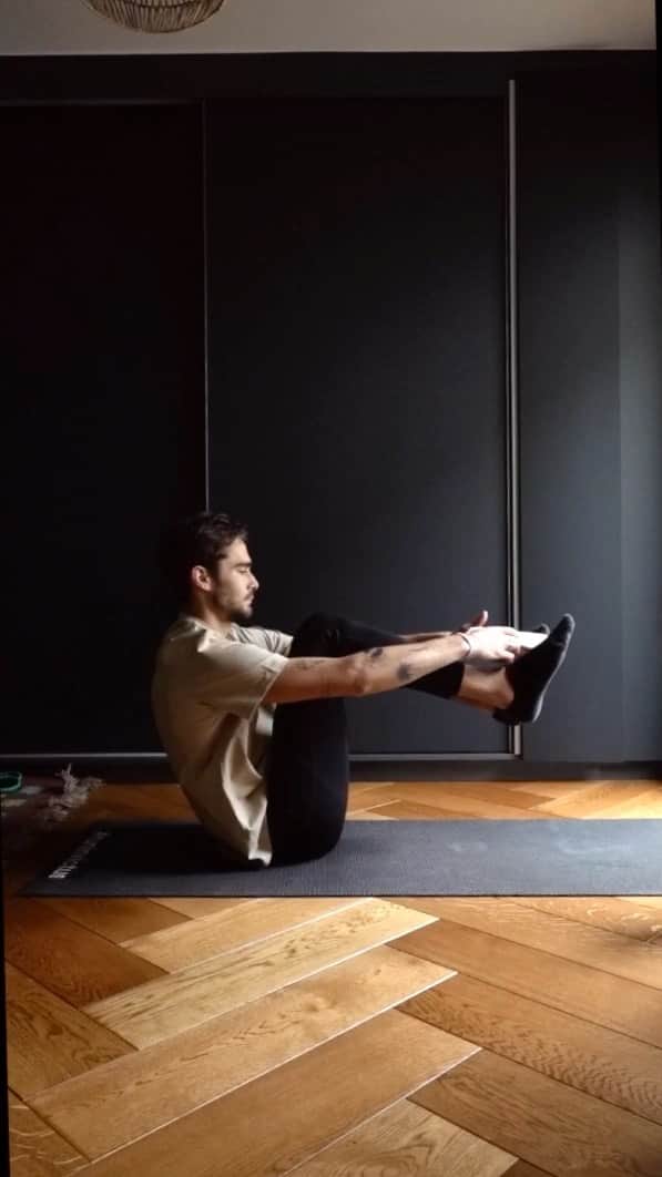 NICOLAS SIMOESのインスタグラム：「7 exercices - 15 repetitions - 4 rounds As quick as you can ✨ Yes #toiletpaper was a nod ahah I hope you guys are safe and healthy! 🏋️‍♀️」