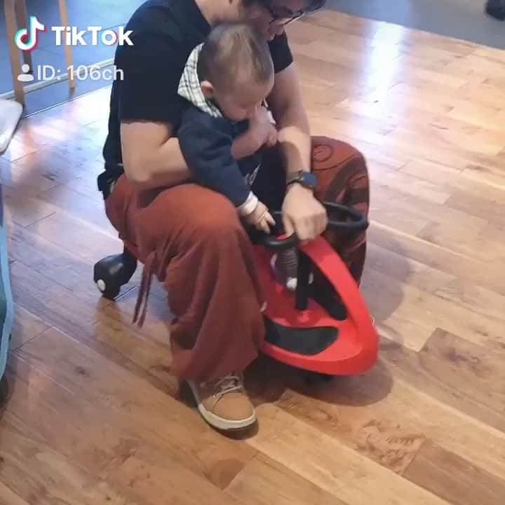 成田童夢のインスタグラム：「息子と初のプラズマカー❀.(*´▽`*)❀. https://vt.tiktok.com/6pacv8/  #プラズマカー #ラングスジャパン #今日の童夢さん #日常vlog #子供のいる暮らし #赤ちゃんのいる生活」
