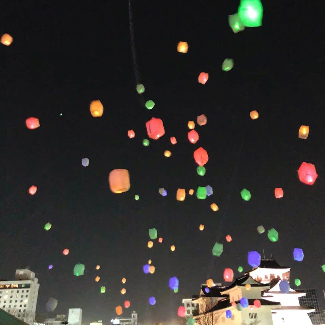 南條早紀のインスタグラム：「スカイランタン✨ . . きのう、富山城址公園で行われた スカイランタンイベントに お友達に誘ってもらい行ってきました☺️ . とっても幻想的でキレイだった…✨✨ 路面電車南北接続のお祝いで、 ランタンを飛ばしたあとは音楽に合わせて 花火が打ち上がって これまたお祝いムードUP🌸 . . フルサタ！の路面電車でつながるSPとあわせて 特別な1日になりました✨ . …しかし、この美しさを写真に収められる力がなくて悔しい🙄笑 . . #富山 #富山県 #富山市 #とやま #toyama #富山城址公園 #城址公園 #イベント #スカイランタン #ランタン #ランタン祭り #夜空 #空 #sky #beautiful  #路面電車 #南北接続 #路面電車南北接続 #お祝い #祝福 #お祭り #花火 #めでたい #キレイ #幻想的 #特別 #風船 #アナウンサー #南條早紀 #なんじょうのにちじょう」