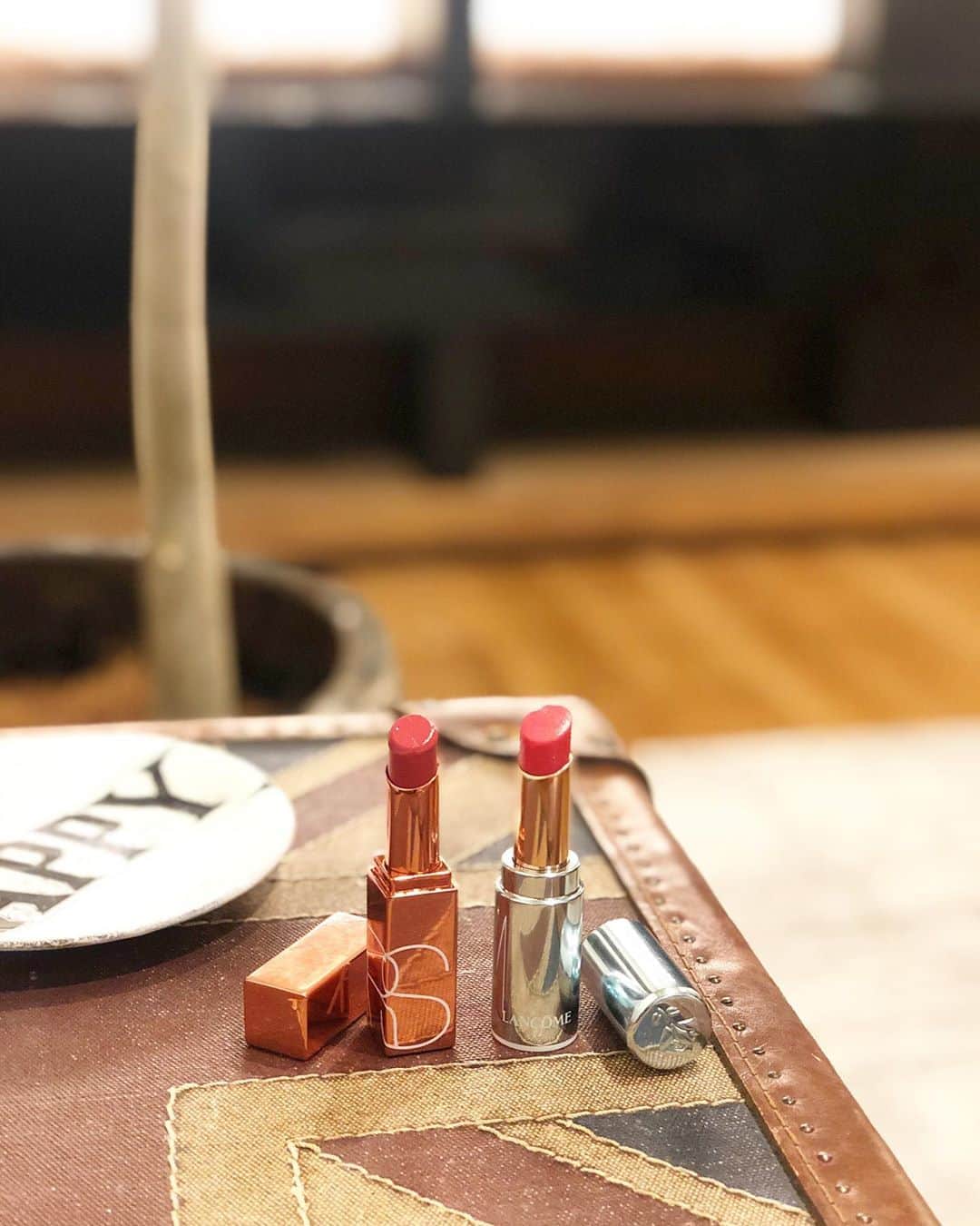 神崎恵さんのインスタグラム写真 - (神崎恵Instagram)「家事をするときには、ほんのり色づくくらいのリップを選びます。 エプロンにも合うナチュラルさ、だけど顔色も気分も良好になるもの。 ここ最近は、このふたつ。 透明感のあるカラーの奥に透ける唇がそれは可愛く見える色。 トリートメント効果もありだから、マスクをしての外出も、唇にたっぷりのせておくとマスクを外したときに唇がふっくら。 「マスク着用だと気分が上がりません」というコメントをたくさんいただきます。 色を諦めることで気分があがらないときには、質感や透明感に目を向けると、気分が明るくなることも😌 #nars アフターグローリップバーム　1356 #lancome ラプソリュ　マドモアゼルバーム003 4月17日発売 #リップバーム」3月22日 20時59分 - megumi_kanzaki