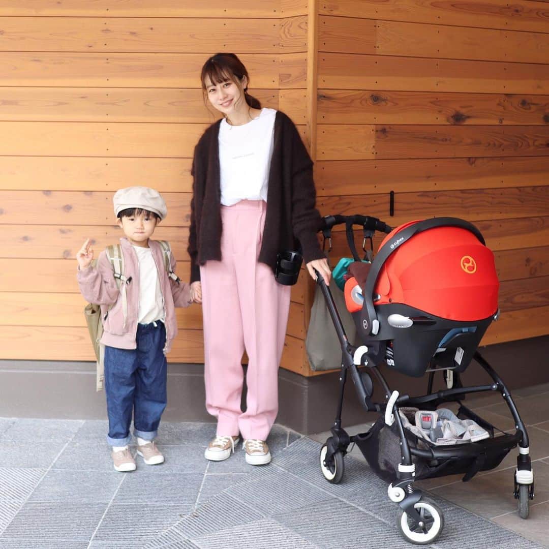 のインスタグラム：「ランドセル見に3ヶ月弱ぶり（？）のお出かけ🤤こうやって撮るのも久しぶりすぎる🌸ピンクおやこ . . 👩🏻 .  カーデ : #auralee . パンツ : #rokubeautyandyouth . . 👦🏻 .  帽子 : #eastendhighlanders . アウター : #reposeams . トップス : #韓国子供服 . パンツ : #trunika . スニーカー : #cientashoes . リュック : #moun_ten_ . . #おやこーで #親子コーデ #ママコーデ  #데일리록 #옷스타그램 #코디 #오오티디 #ピンクコーデ #ラン活 #土屋鞄ランドセル」